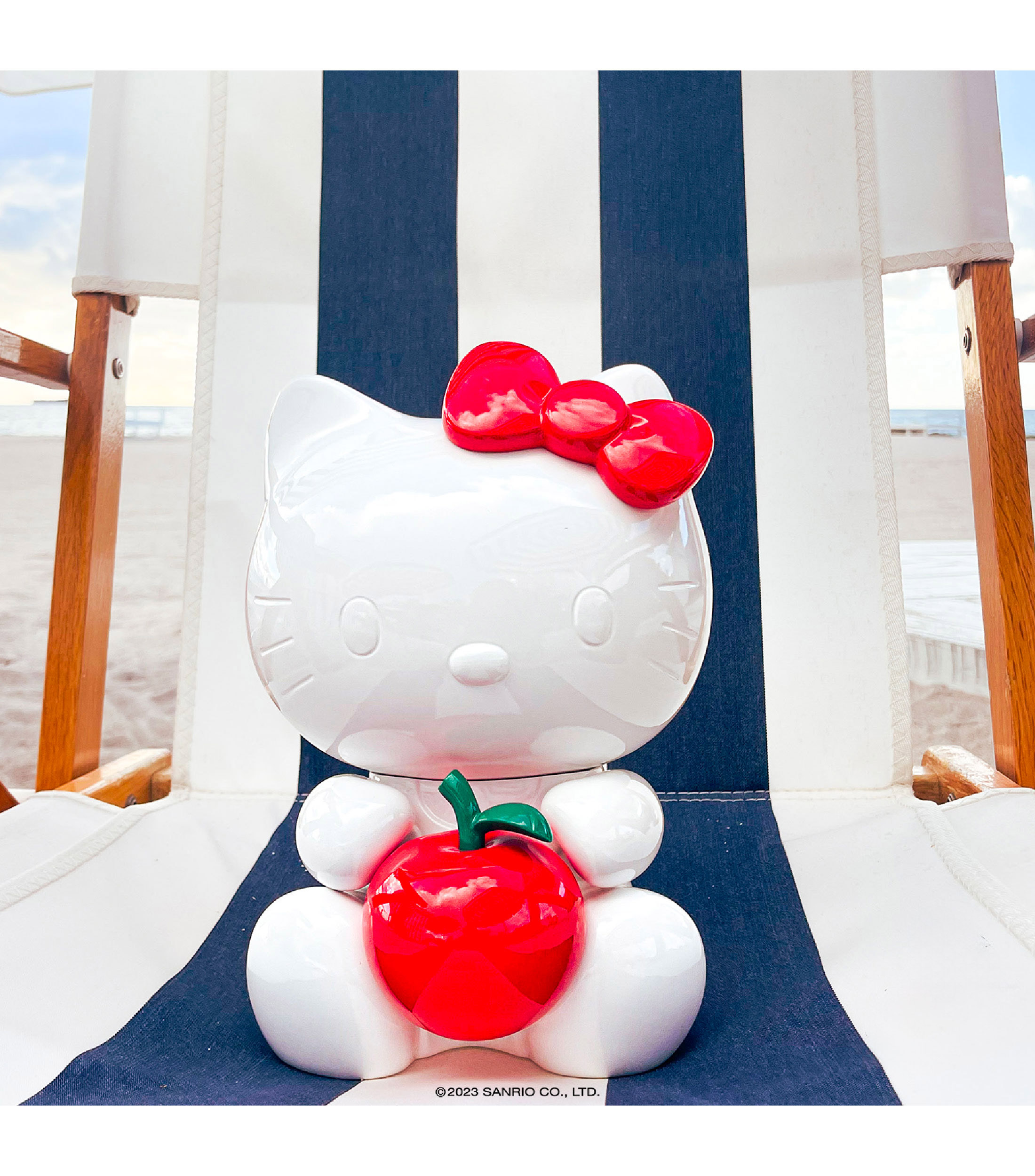 Figura Decorativa Hello Kitty Apple en Resina