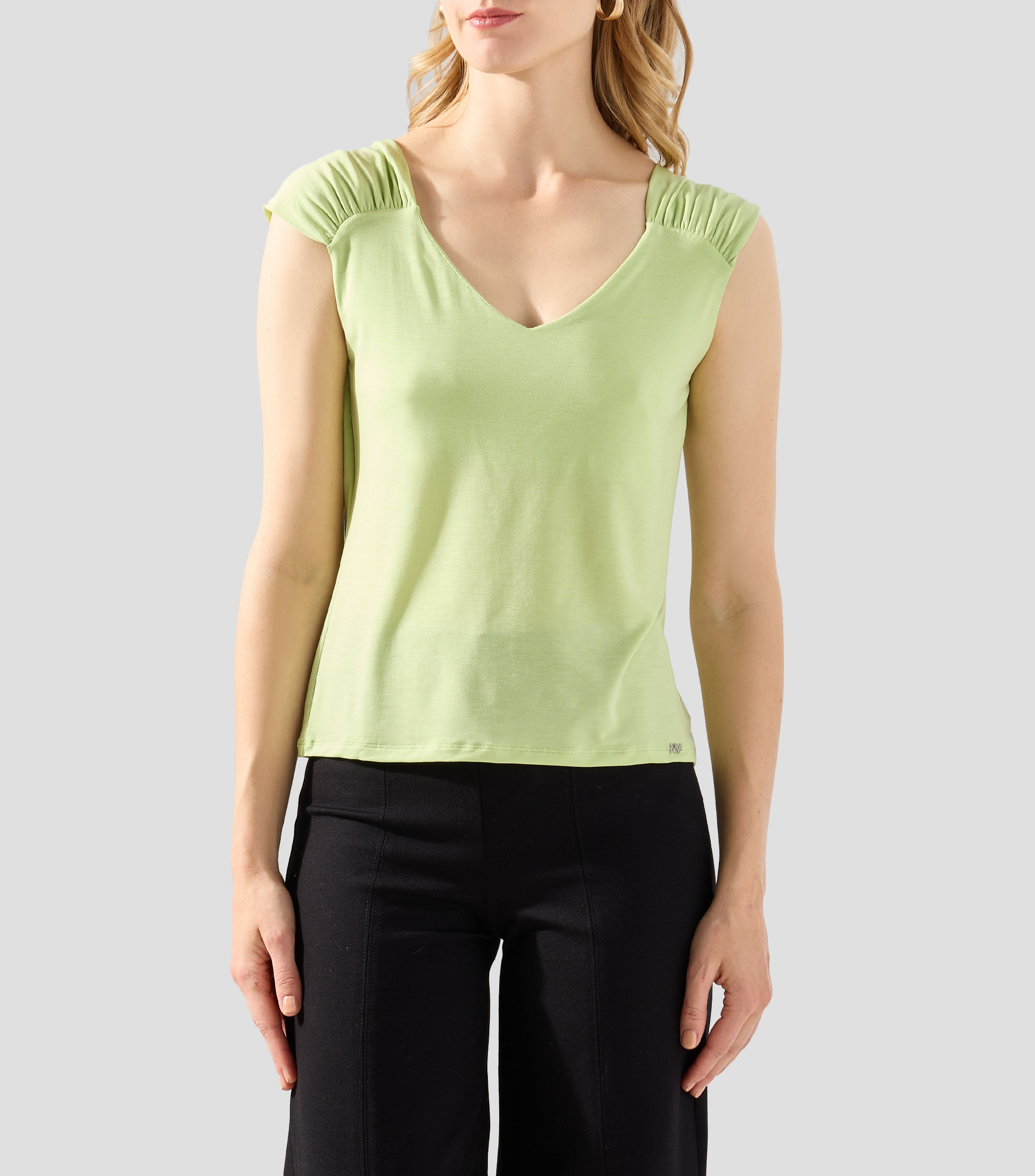 Playera cuello V sin mangas lisa Mujer