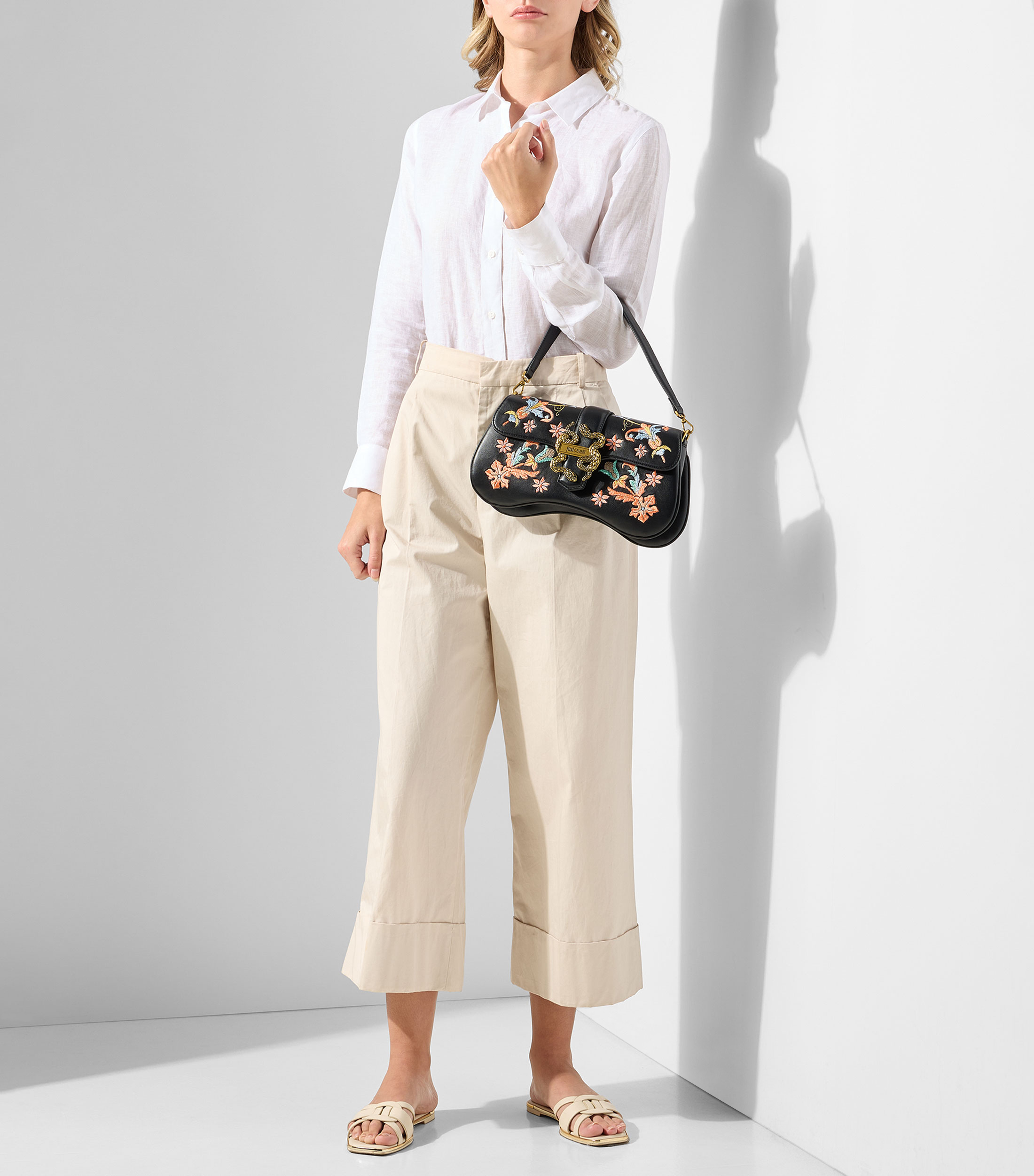 Bolsa shoulder negra bordada Mujer