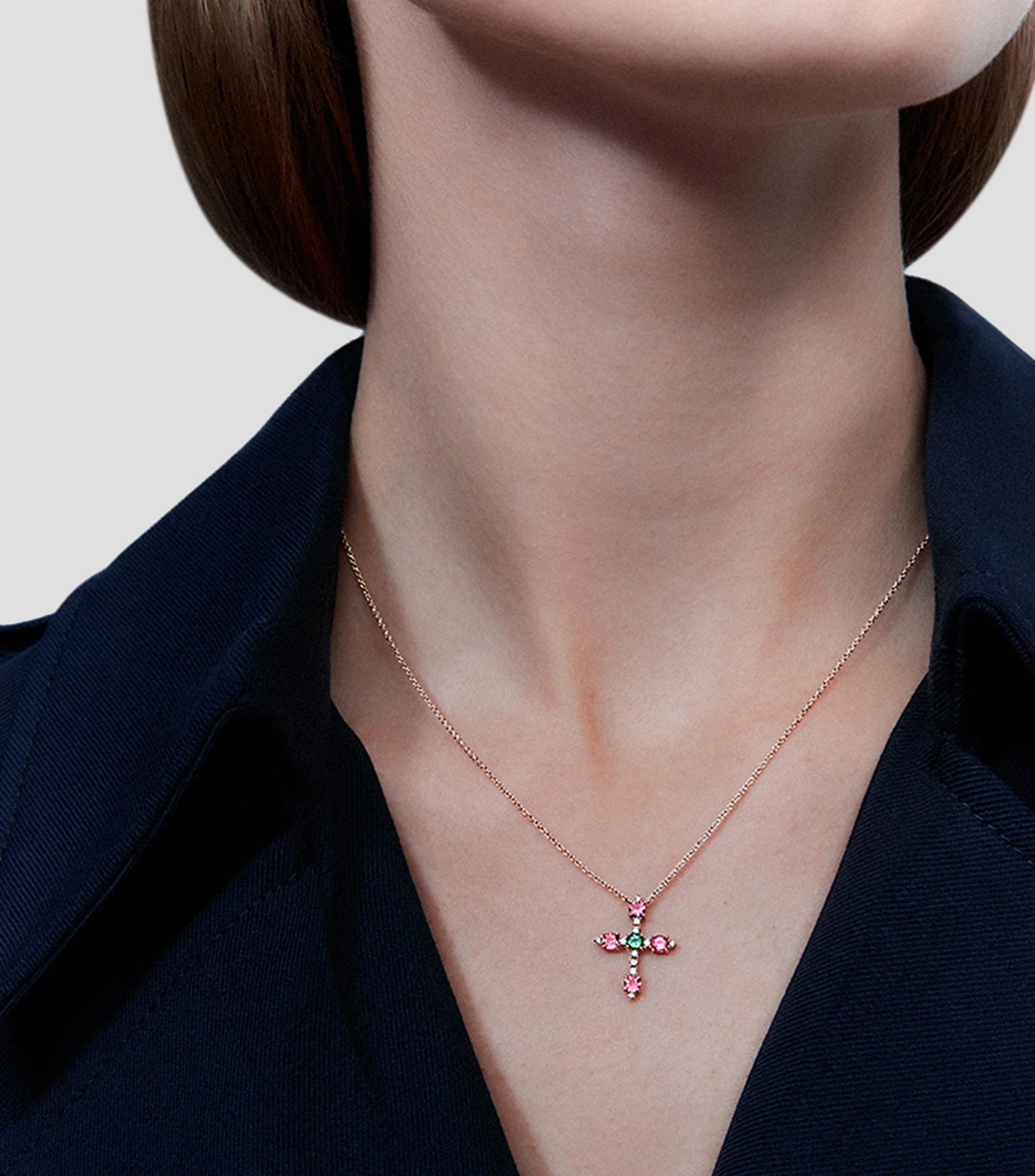 Colgante cadena cruz de oro rosa de 18K con turmalina y diamante