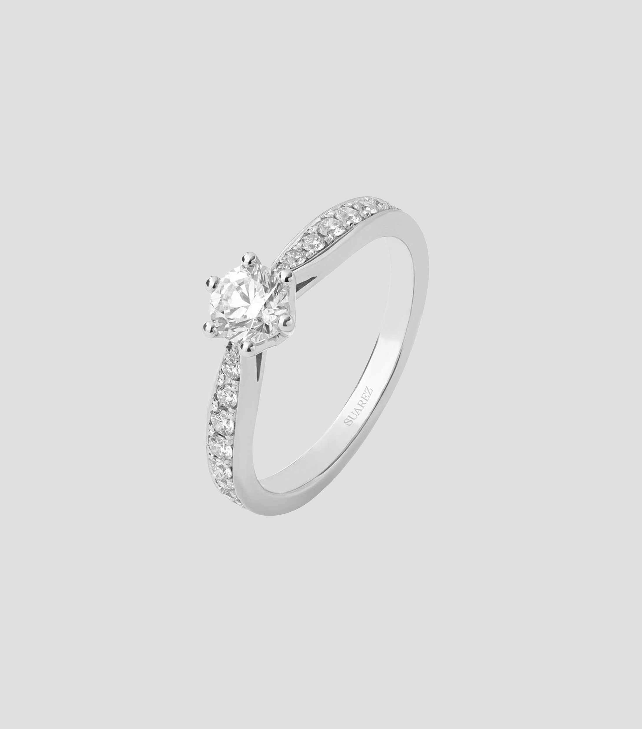 Anillo solitario en Oro blanco de 18 Kilates con diamante Mujer