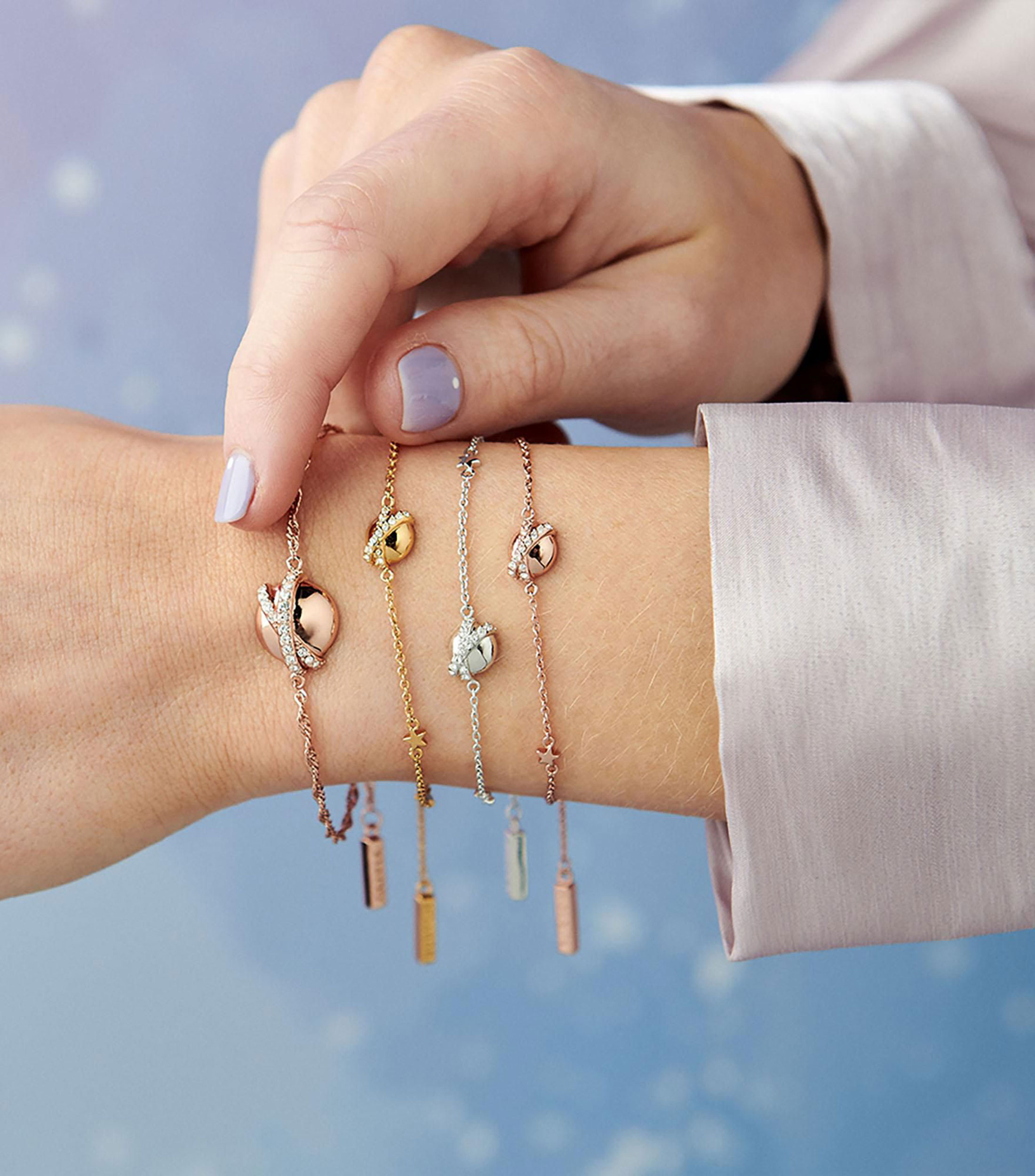 Pulsera con dije de planeta Classics Mujer