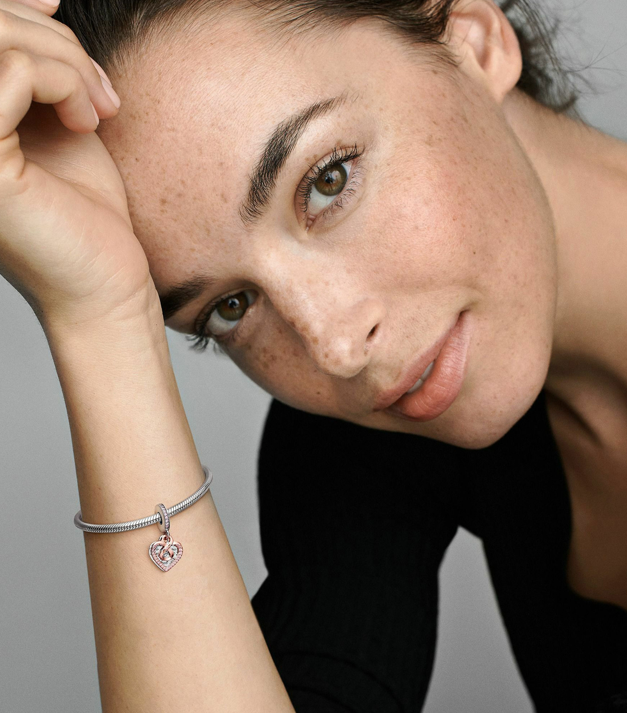 Charm infinito y corazon con incrustaciones Pandora Moments Mujer