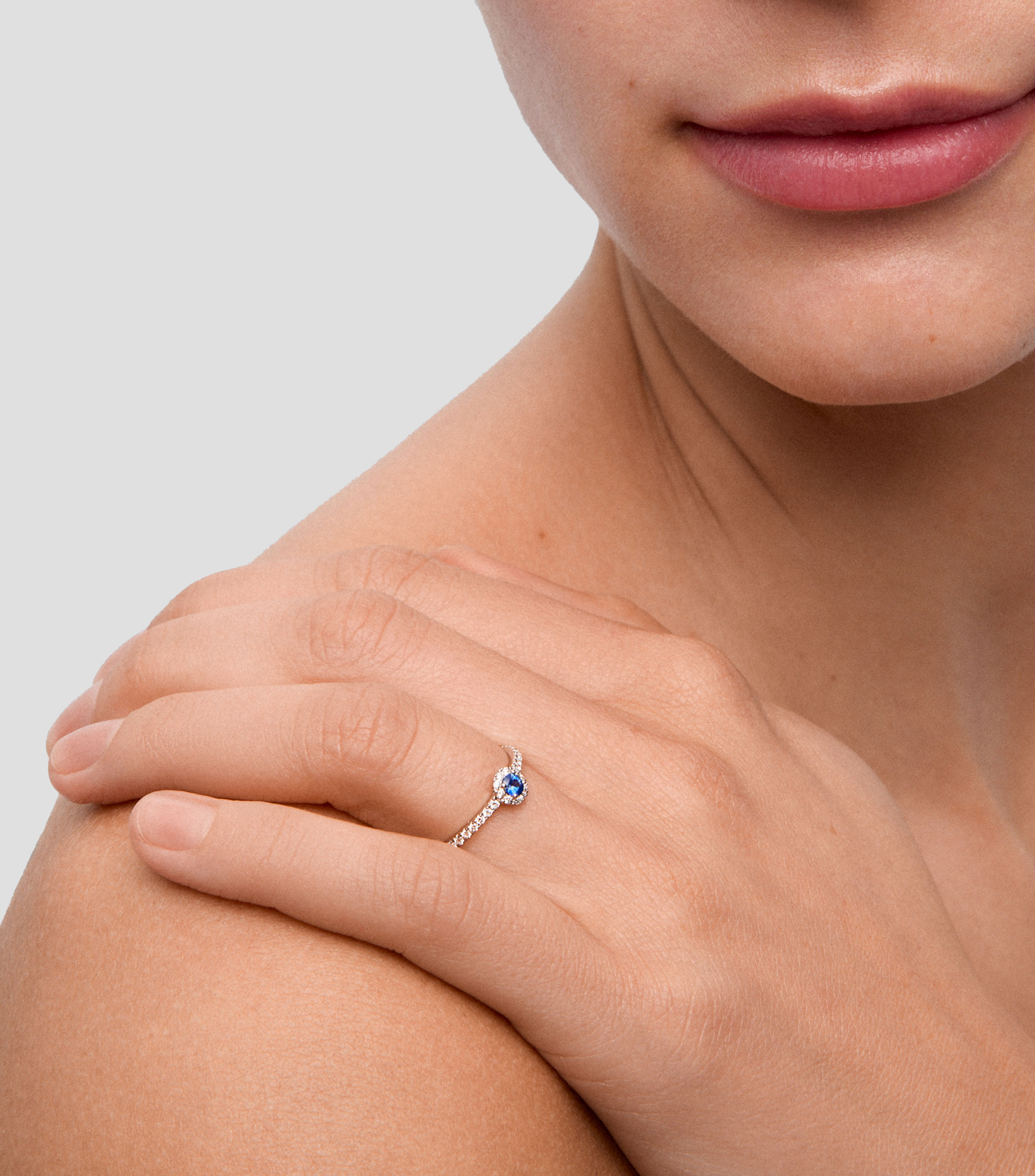 Anillo en Oro blanco de 18 Kilates con zafiro y diamantes Mujer