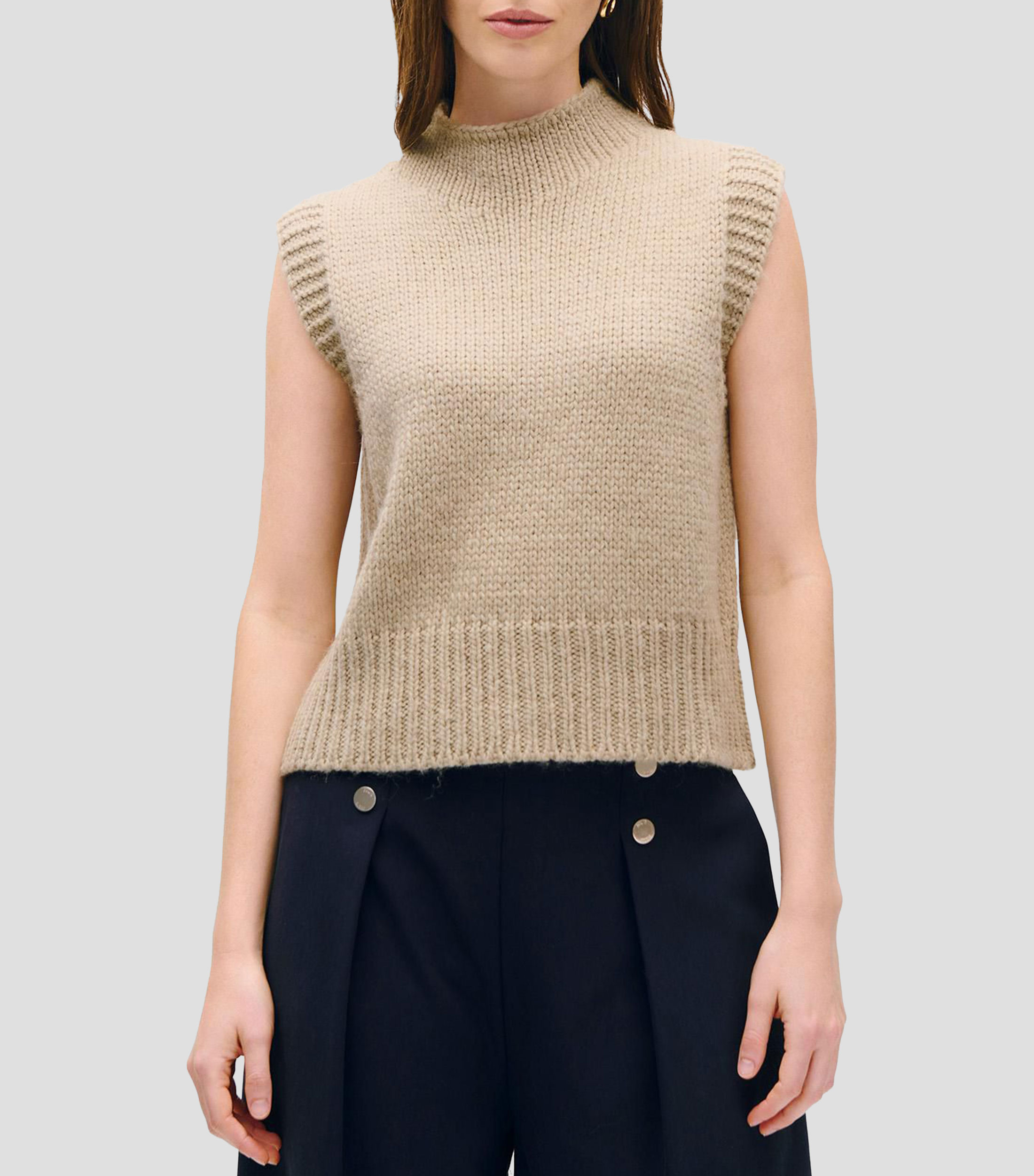Chaleco tejido trenzado de lana arena cuello alto Mujer