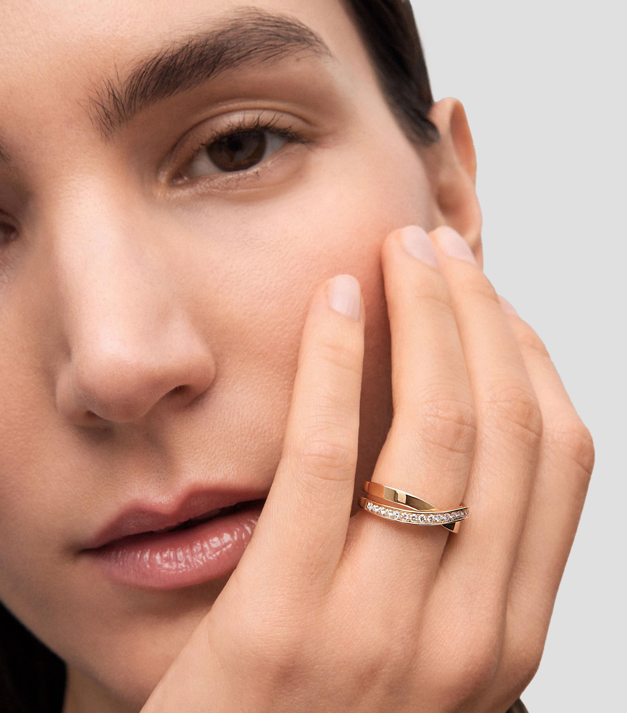 Anillo en oro amarillo Grace cruzado con diamantes Mujer