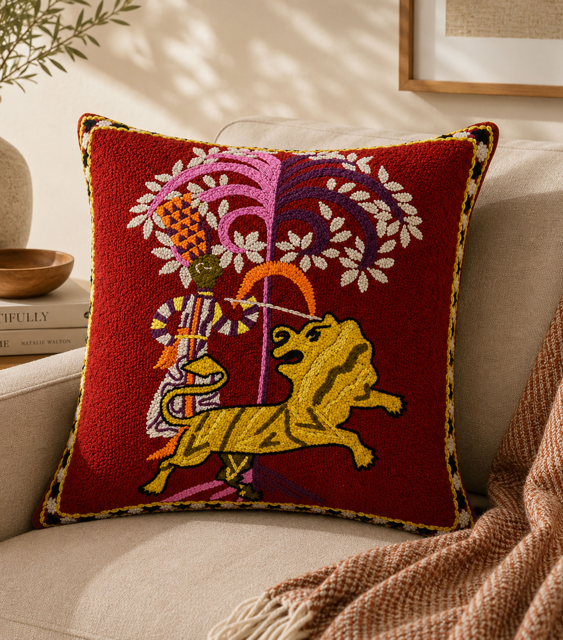 Cojín decorativo ancestral con bordado