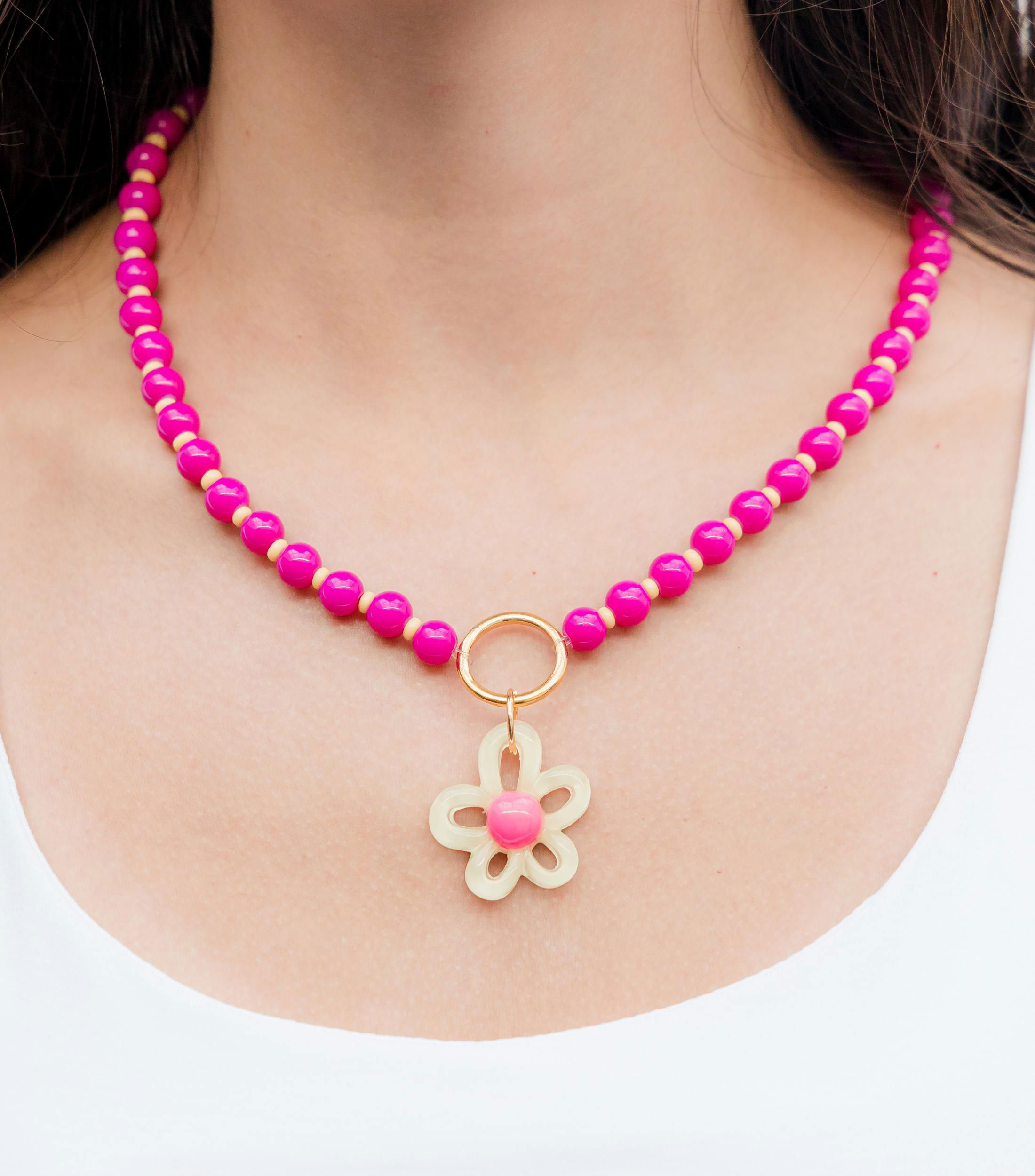 Collar con charm y acrílico Mujer