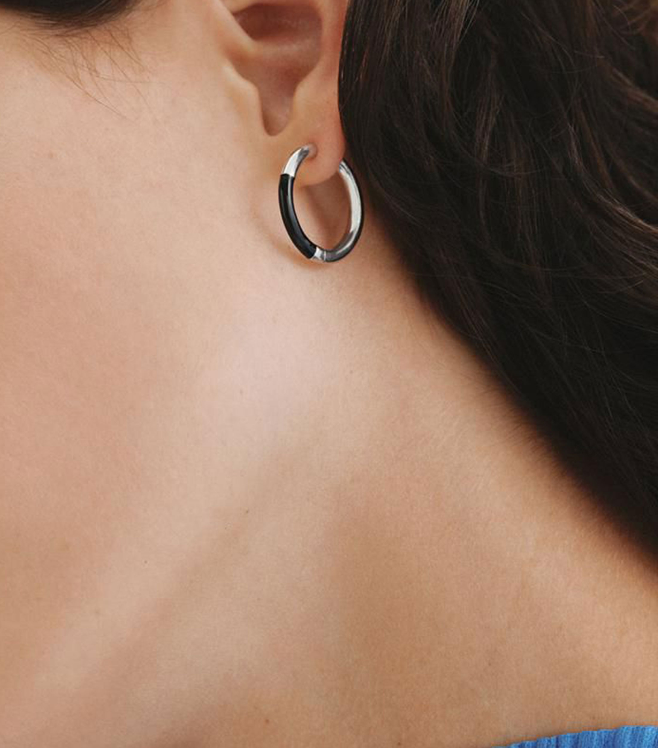 Pendientes de aro mediano en plata. 925 con esmalte negro Hooped Earrings Mujer