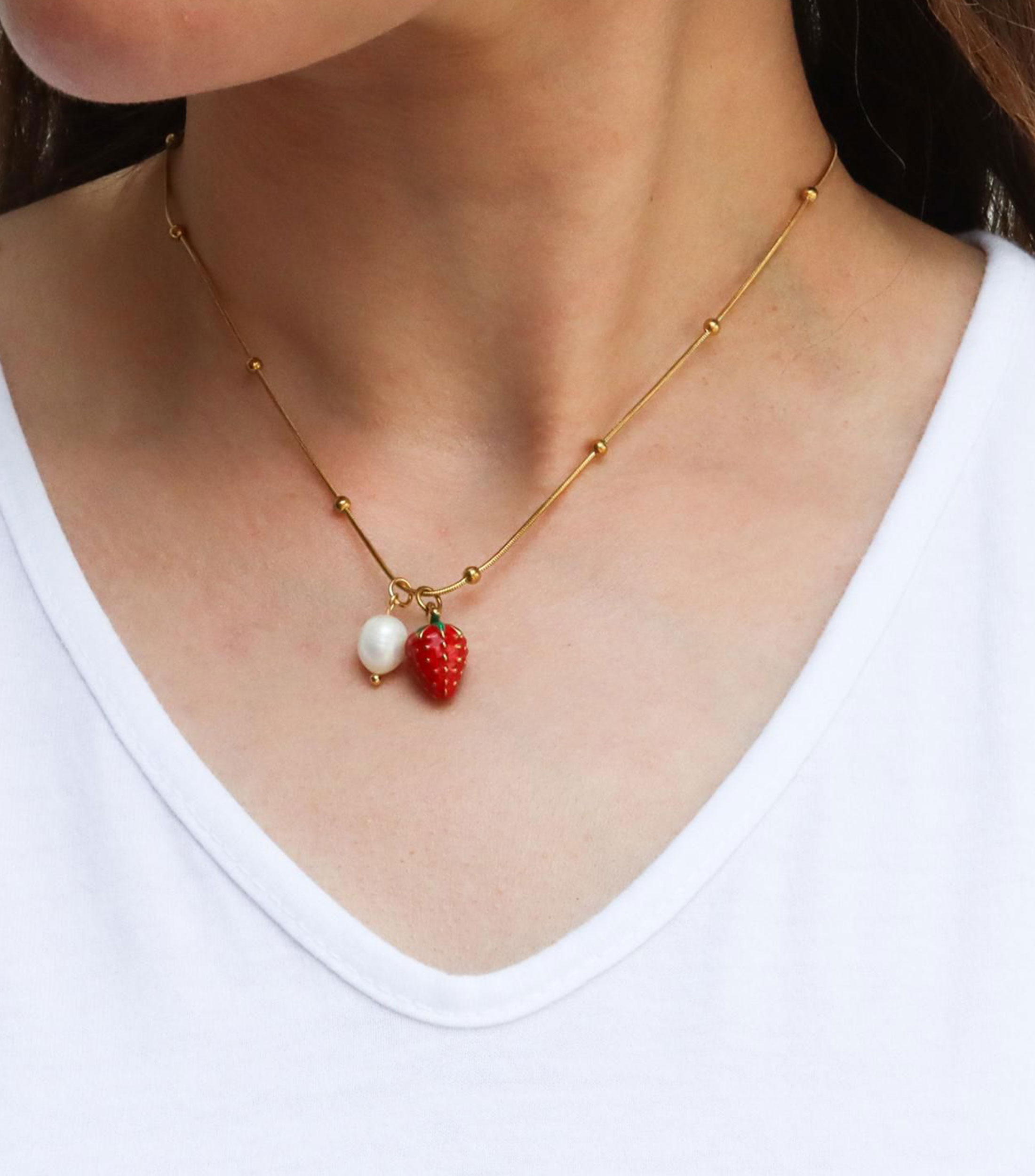 Collar con dijes en forma fresa y perla Mujer