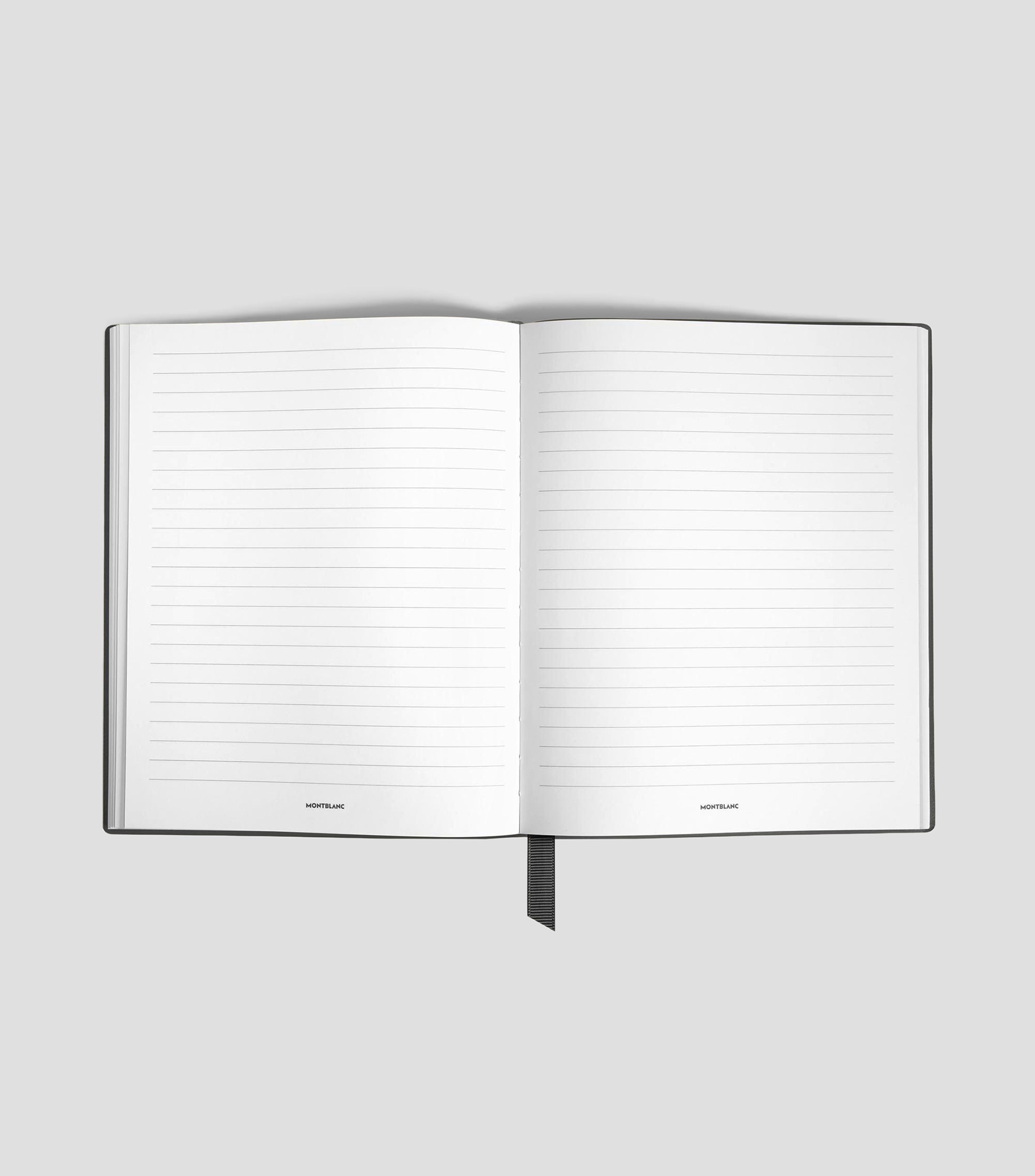 Cuaderno pequeño con cubierta negra y hojas rayadas