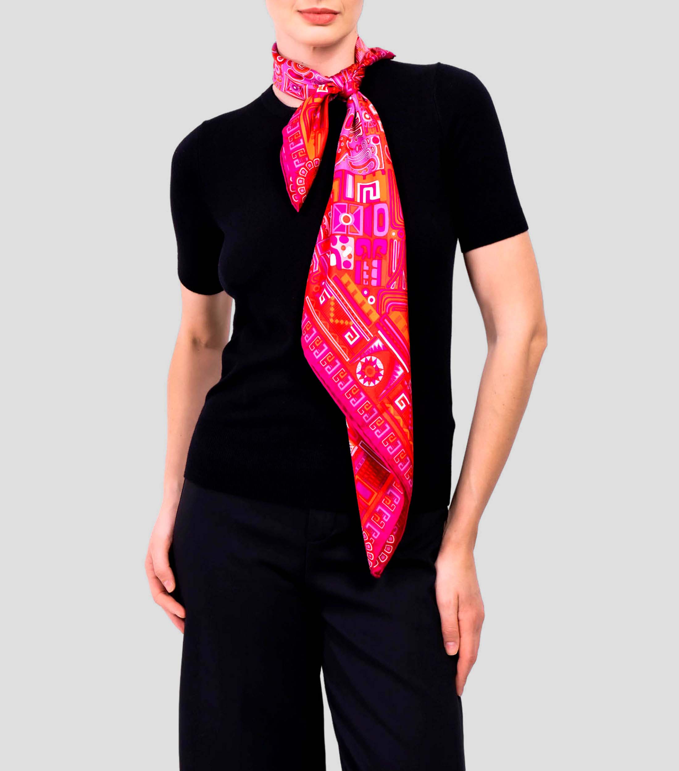 Mascada de seda rosa con decorado prehispánico Mujer