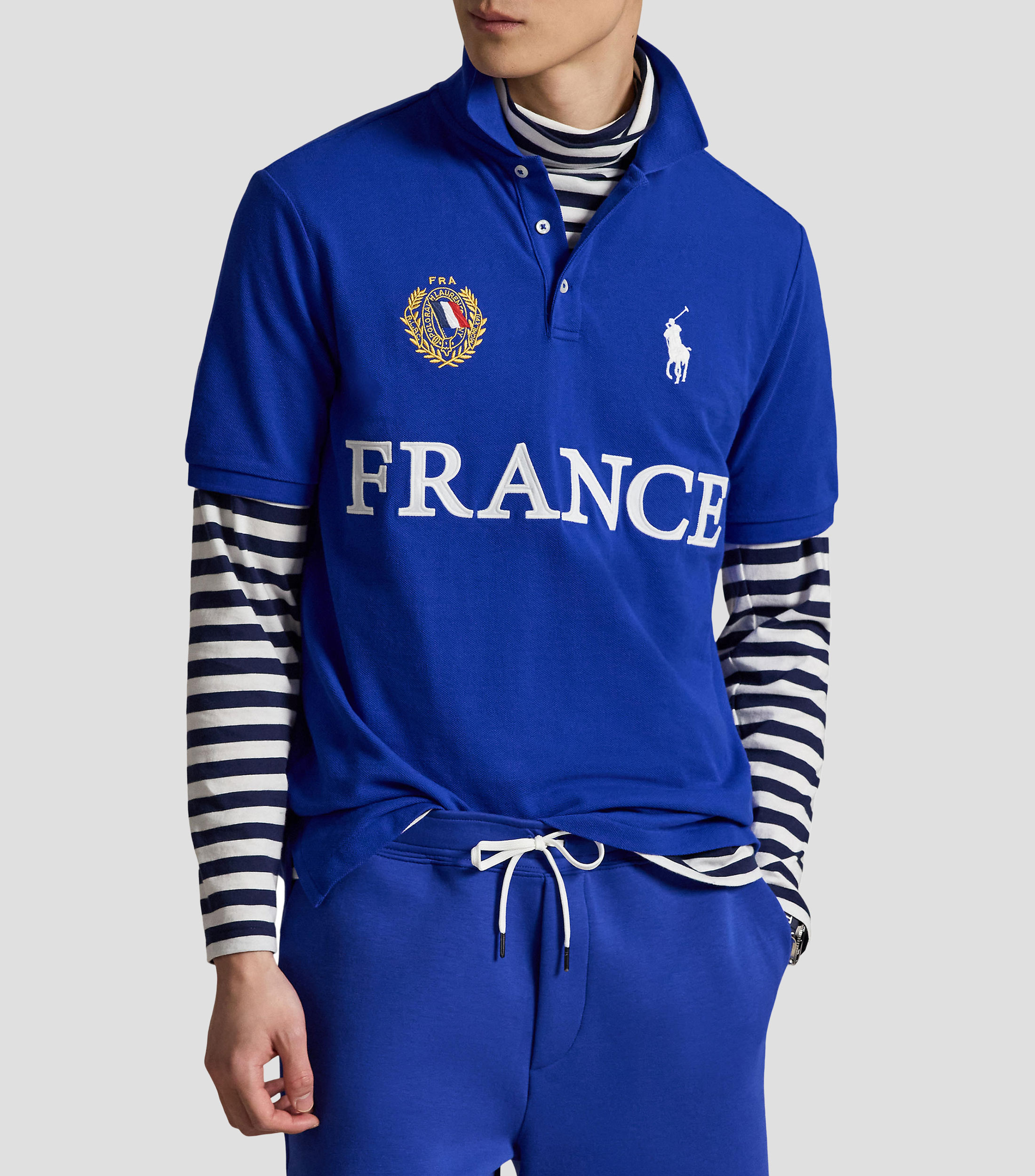Playera tipo polo con manga corta bordada Hombre