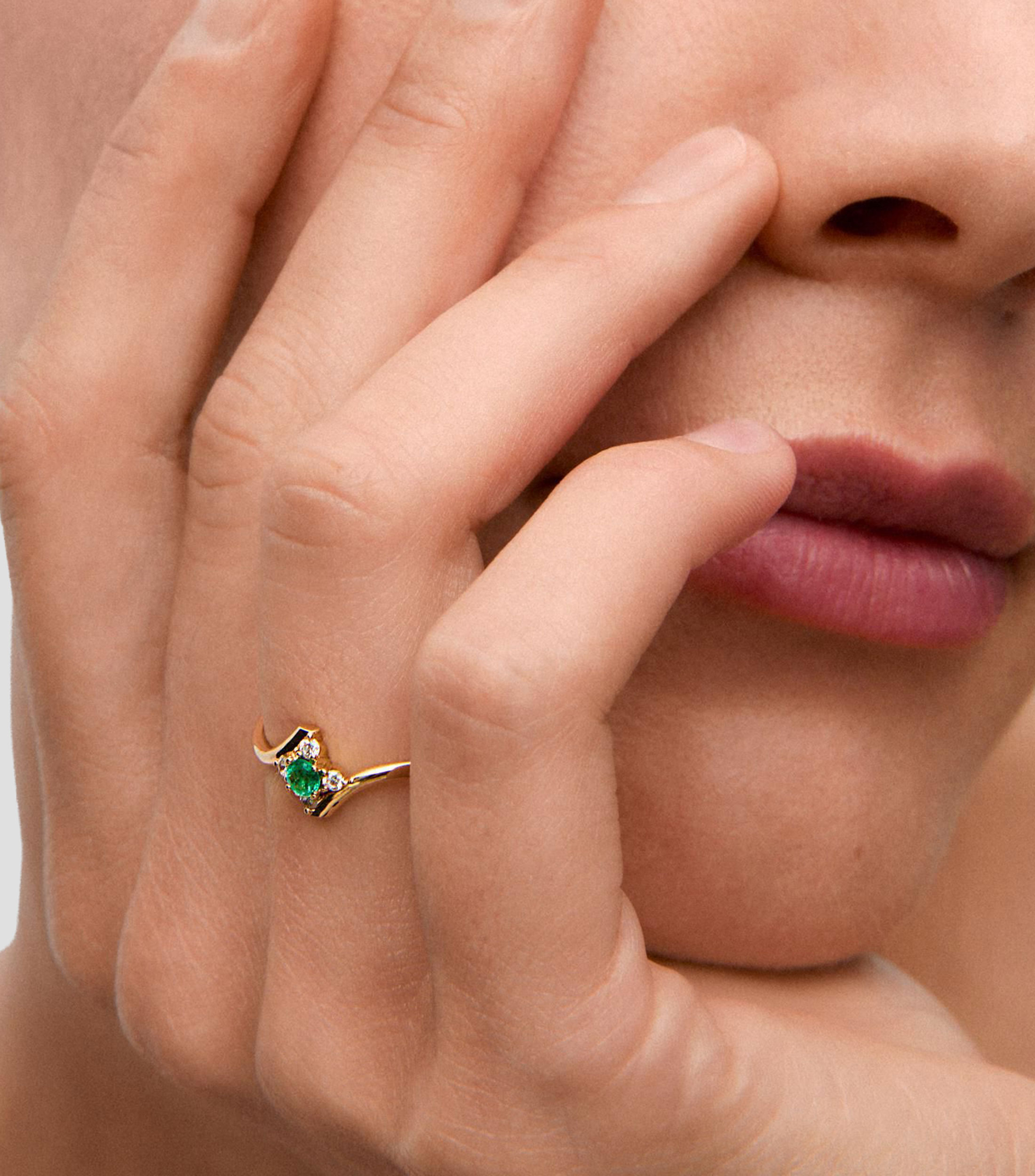 Anillo en Oro amarillo de 18 Kilates con esmeralda verde en talla brillante Mujer