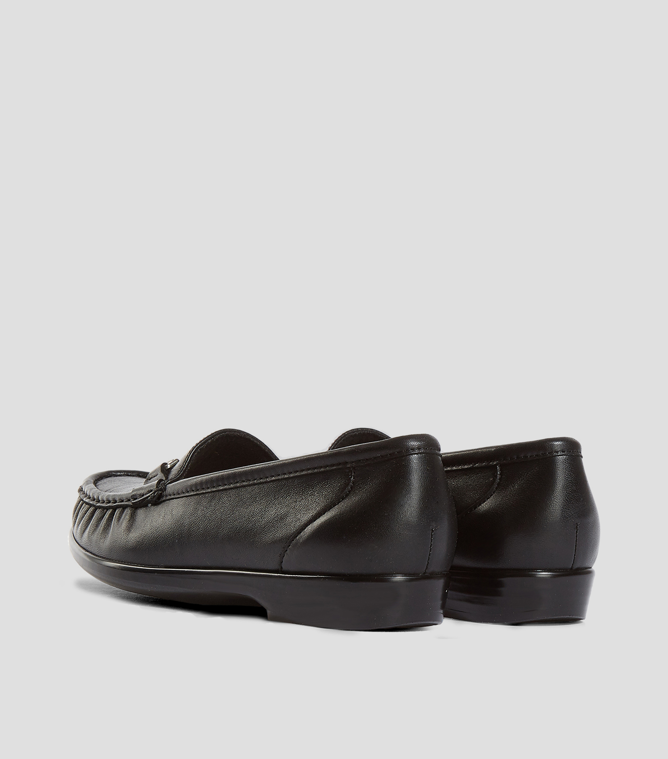 Mocasín Horma amplia, piel genuina negro mate, con detalle de hebilla metálica Mujer