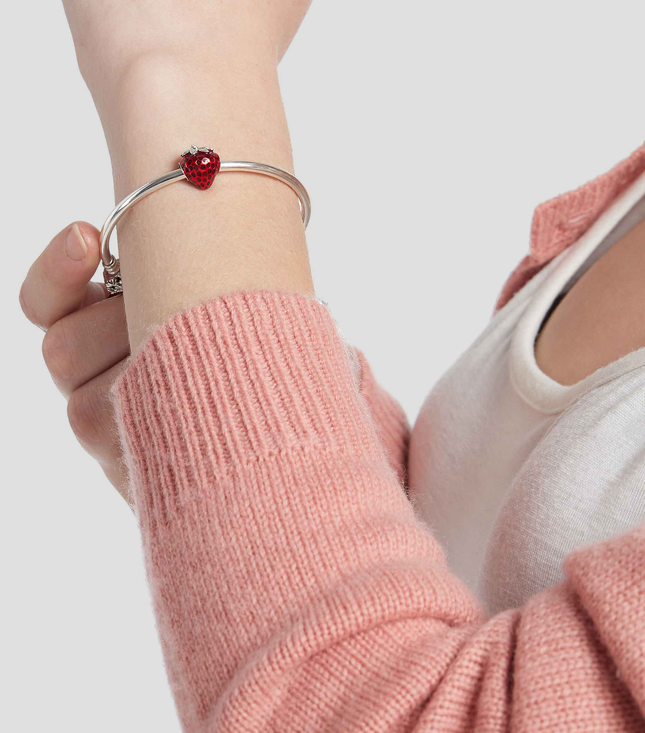 Charm en plata fresa con semillas Mujer