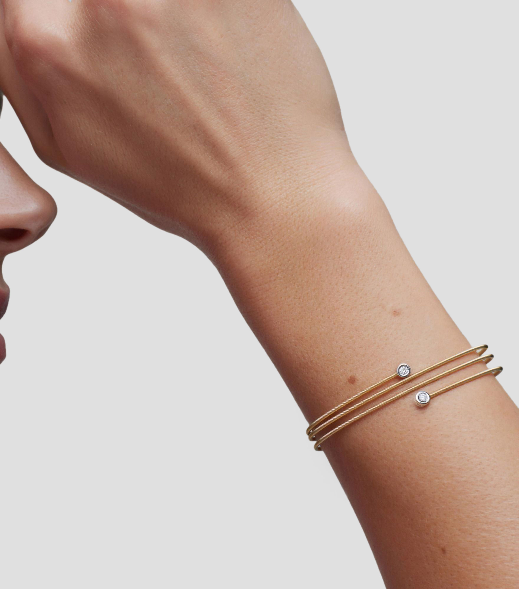 Pulsera espiral en oro amarillo de 18 kilates con diamantes Mujer