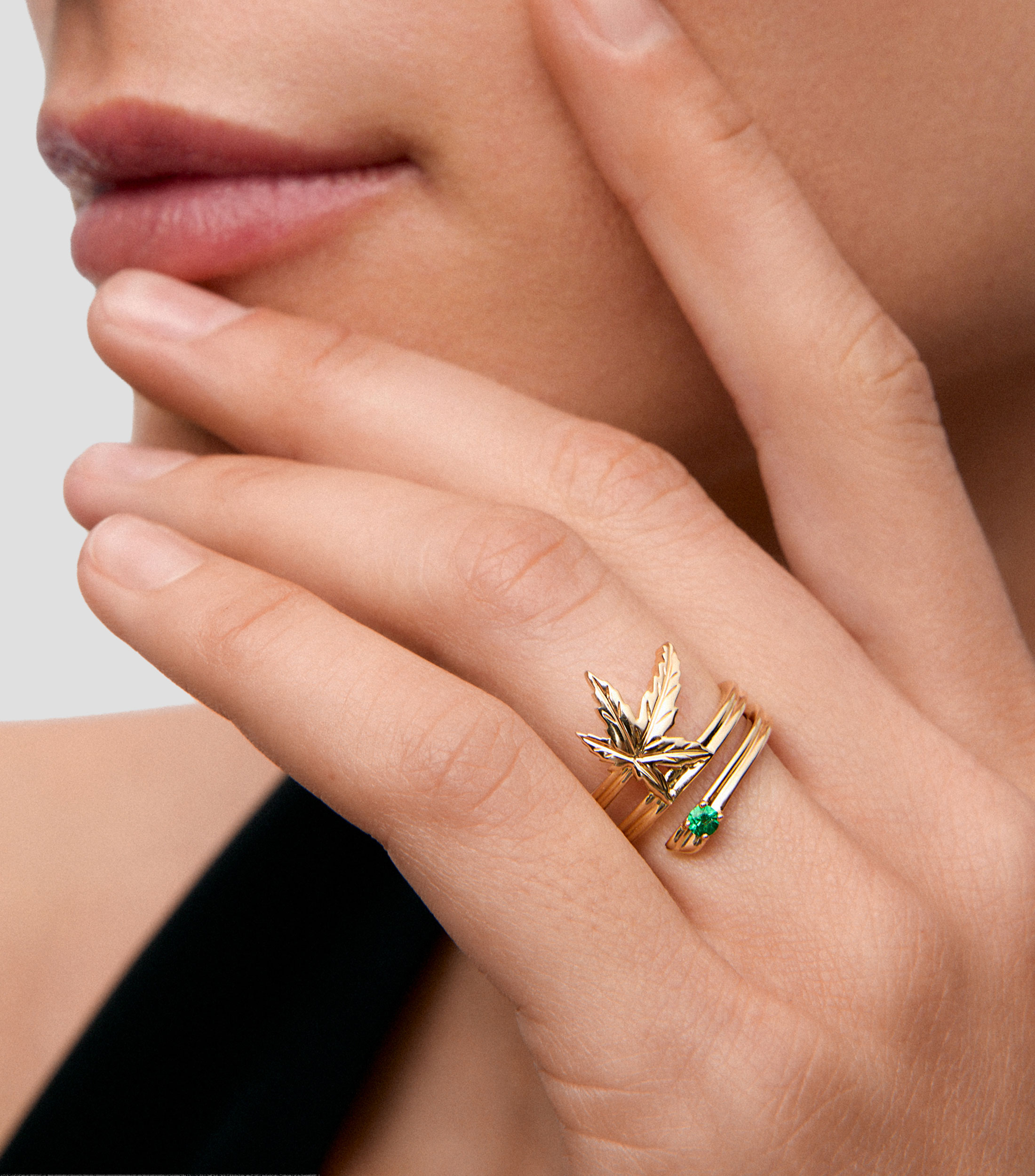 Anillo en Oro amarillo de 18 Kilates con esmeralda Mujer