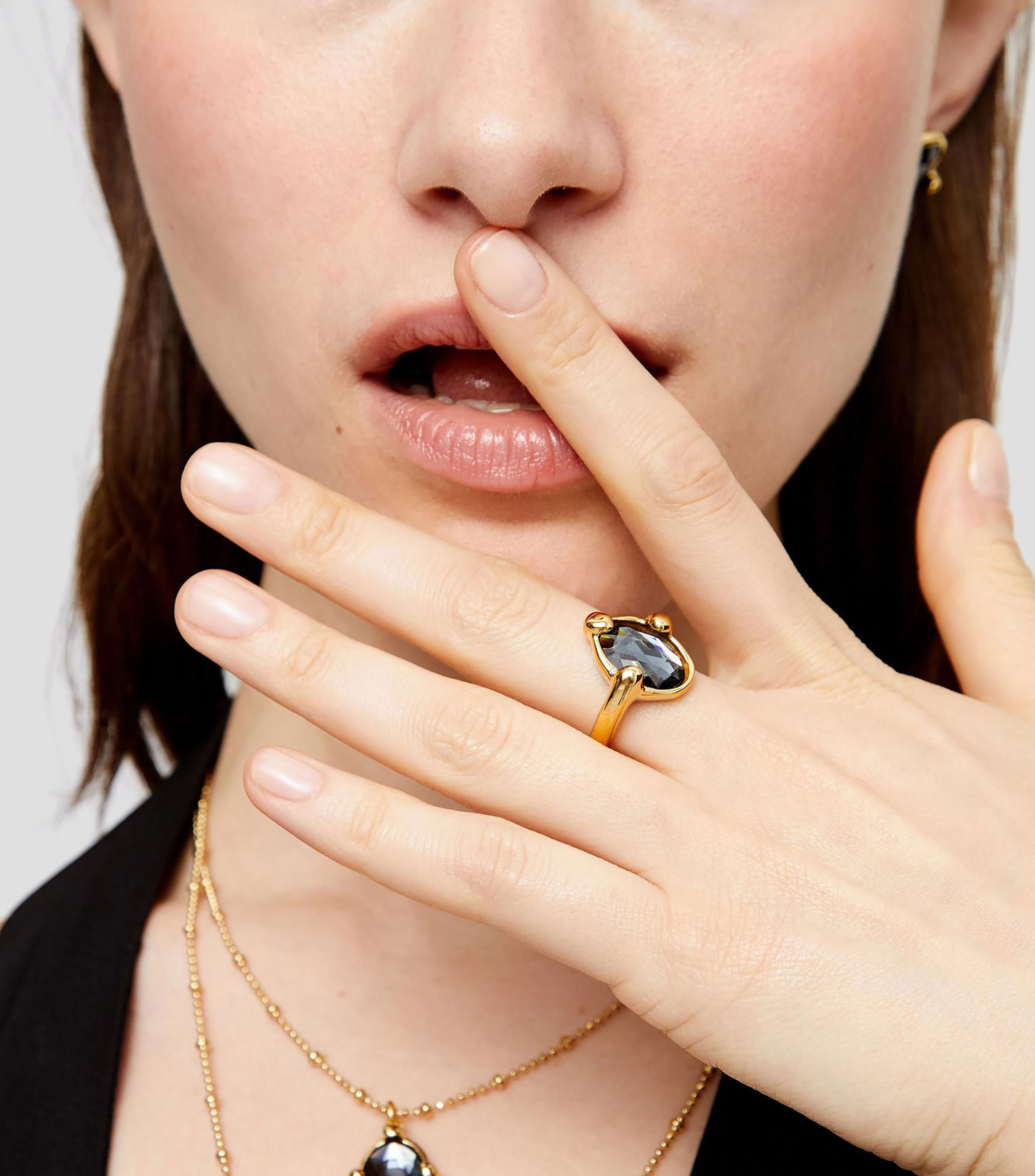 Anillo con cristal negro Mujer