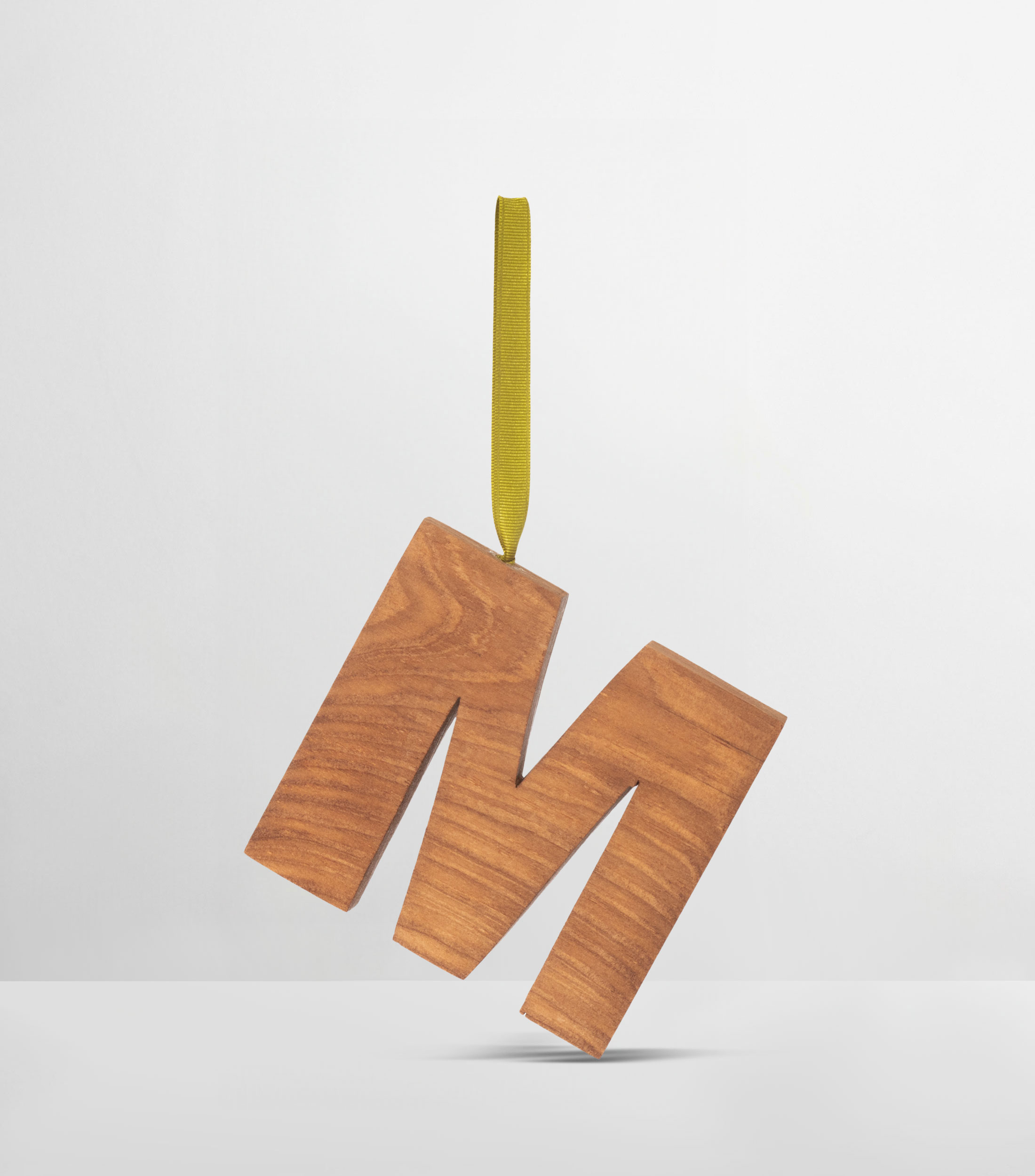 Ornamento letra M en madera