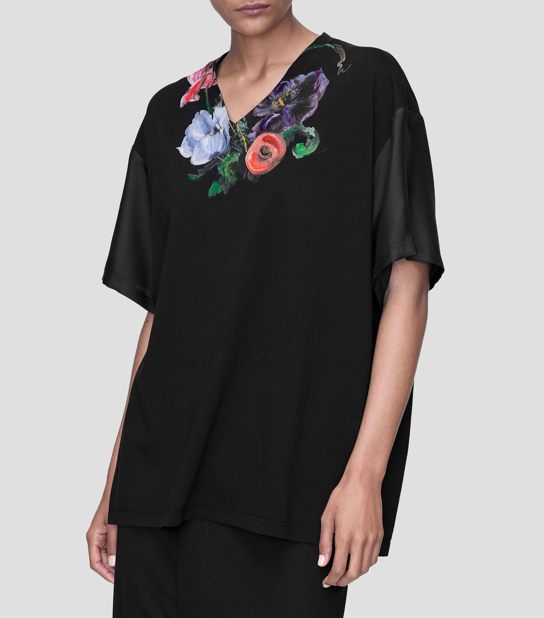 Playera cuello V manga corta con estampado Mujer
