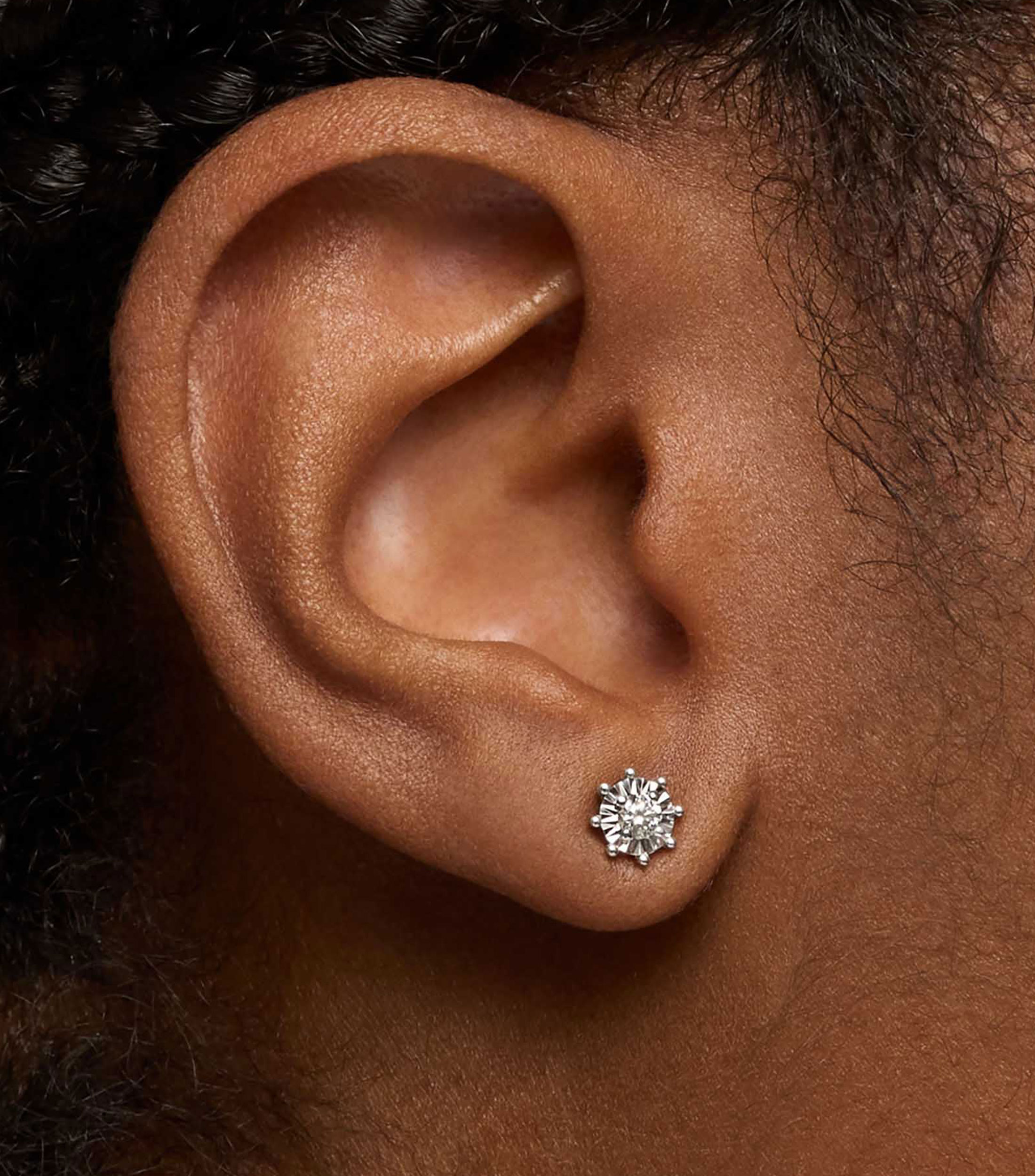 Aretes en Oro Blanco de 18 Kilates con Incrustación Mujer
