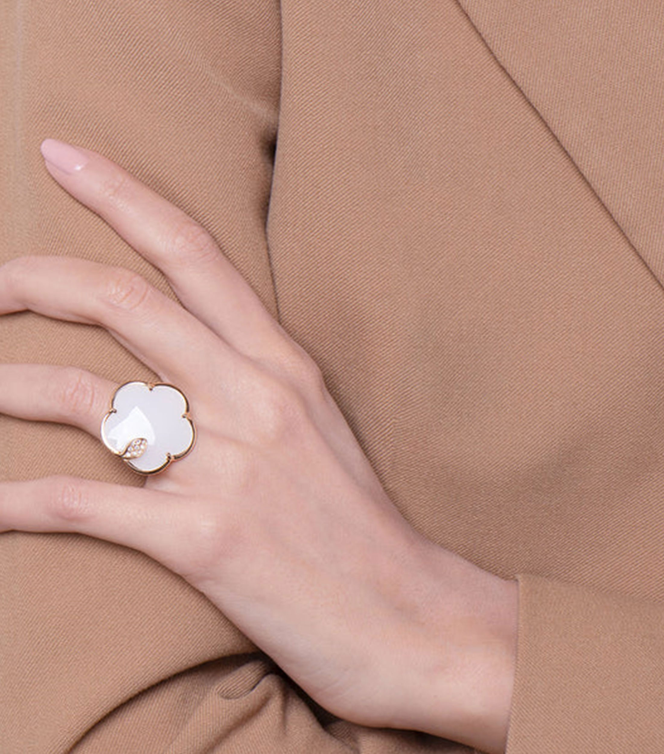 Anillo con Piedra e Incrustaciones Mujer