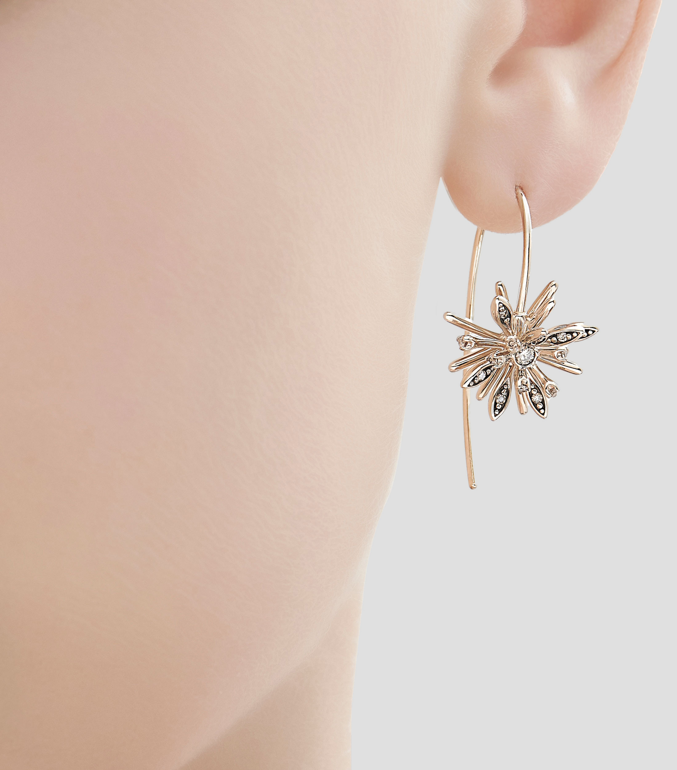 Arete en oro blanco de 18 kilates Flow Flowering Mujer