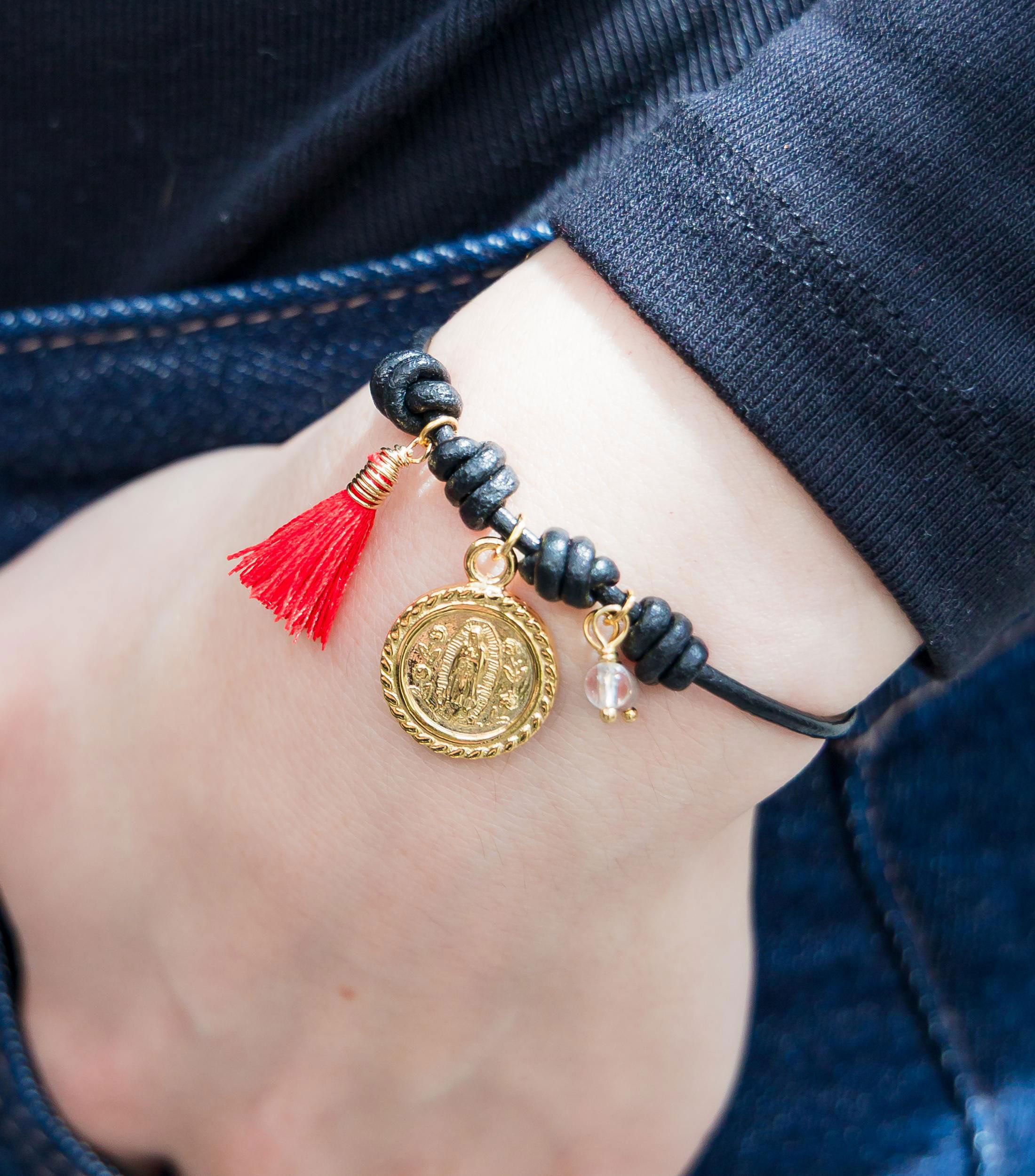 Pulsera negra con dije Mujer