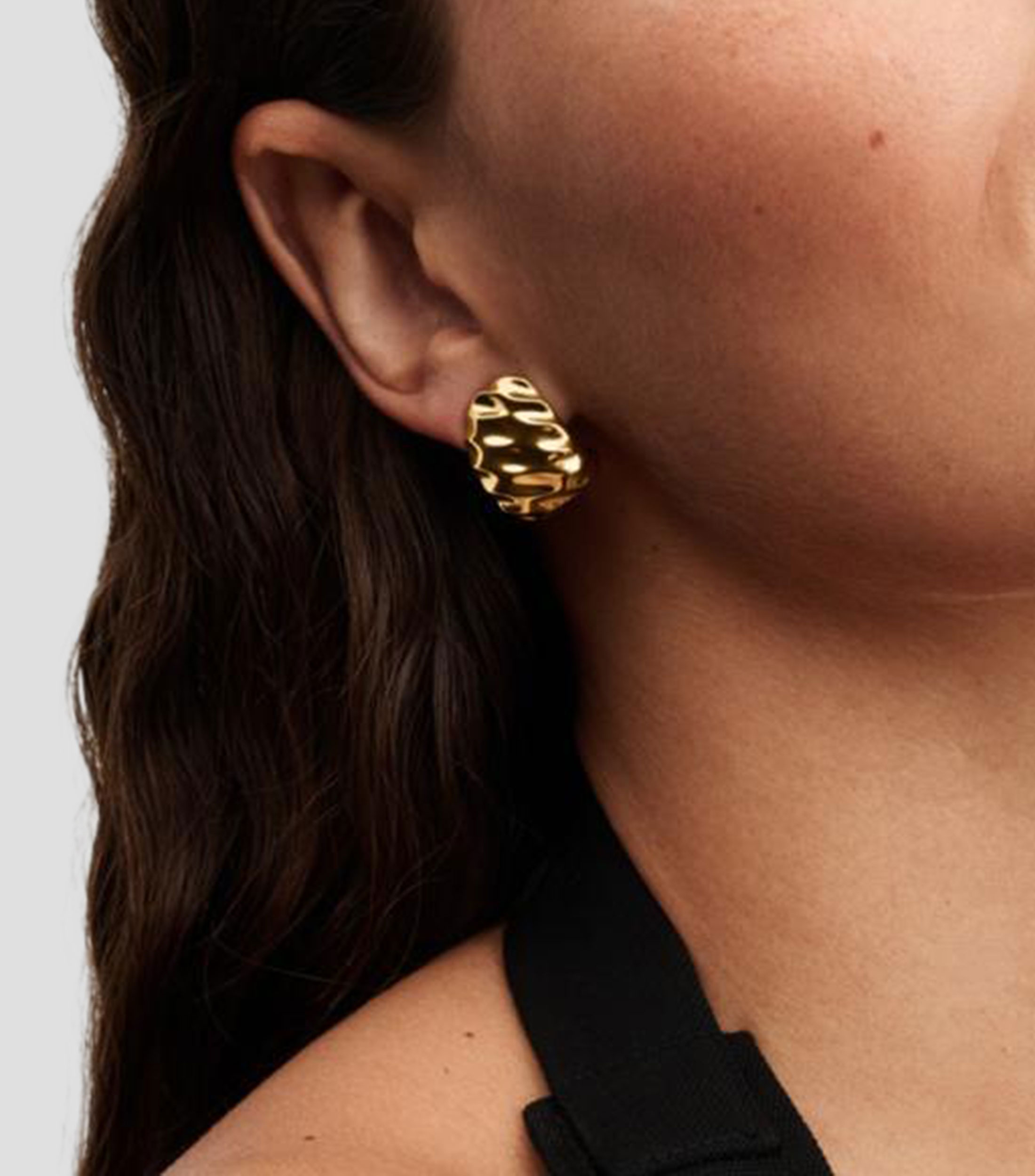 Aretes en plata con detalle ondulado Mujer