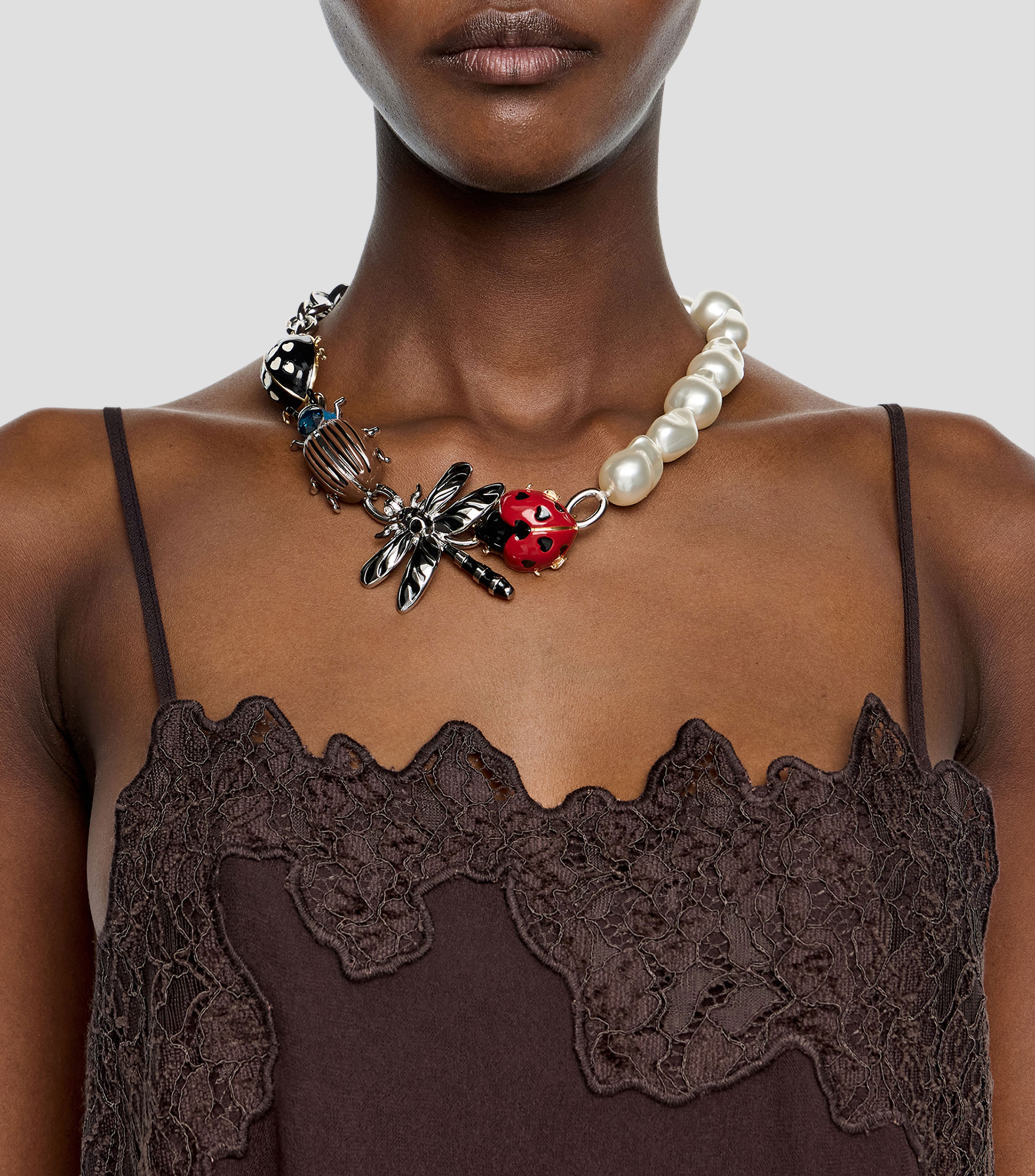 Collar con perlas escarabajo y libélula Mujer