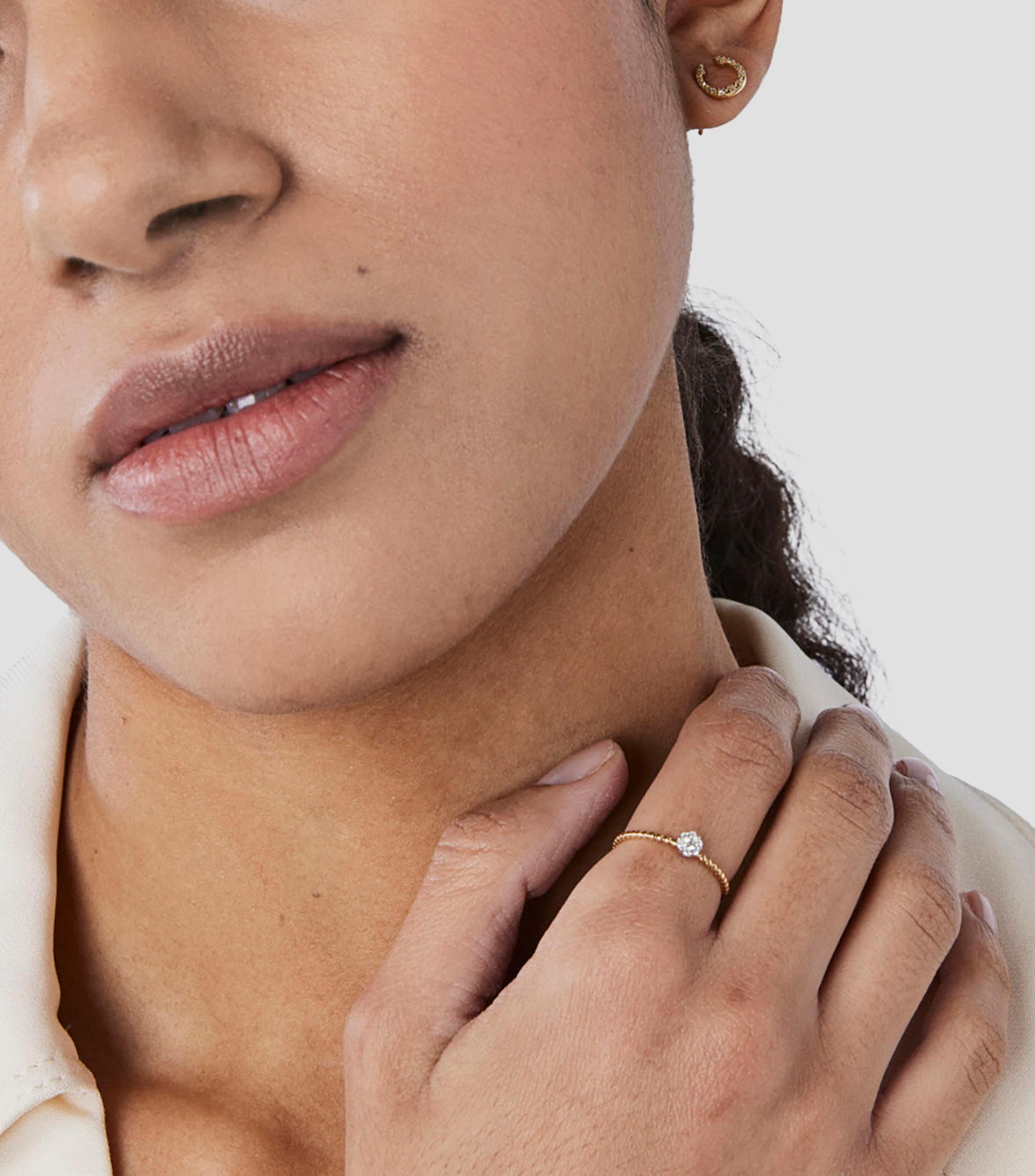 Anillo en Oro Amarillo de 18 Kilates con Incrustación Mujer