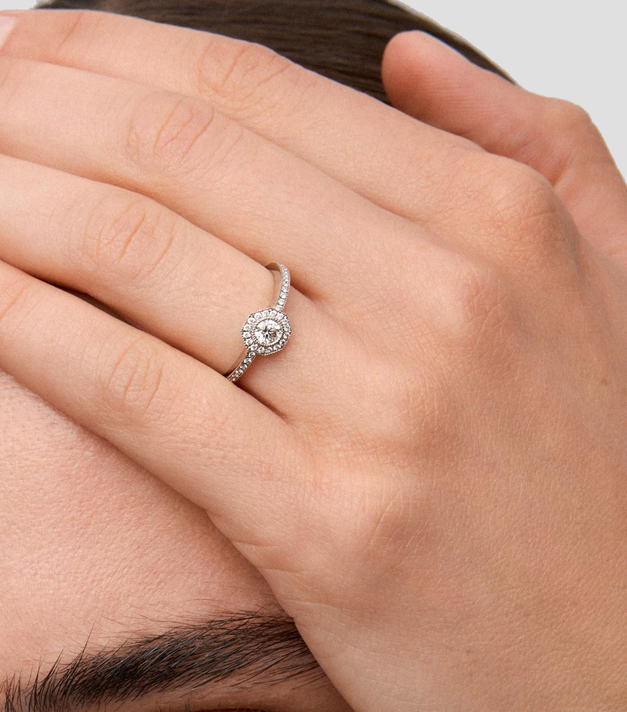 Anillo solitario de compromiso en Oro blanco de 18 Kilates con orla de diamantes Mujer