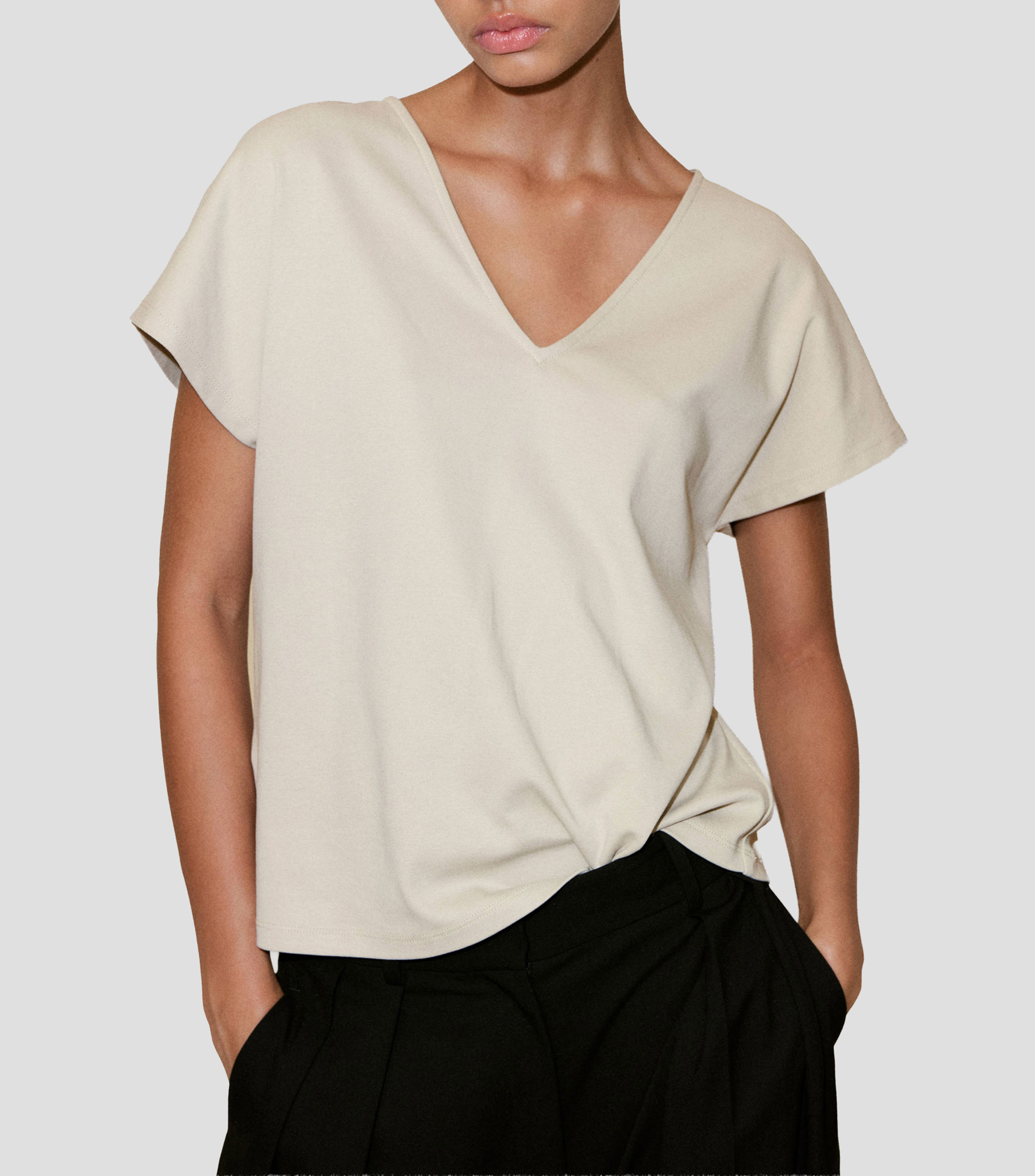 Playera cuello V manga corta lisa Mujer