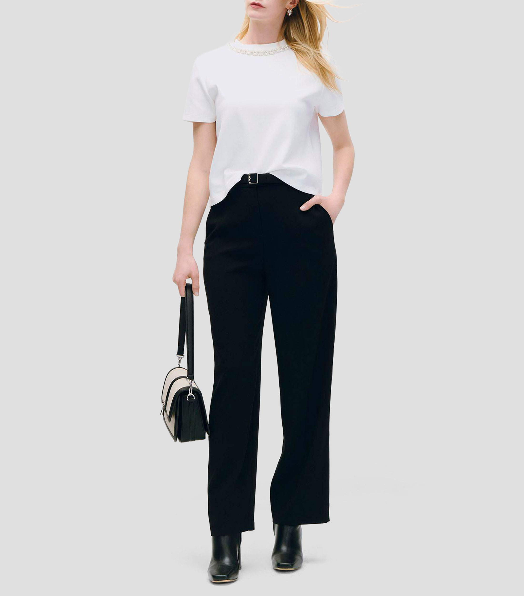 Blusa tipo camiseta de punto aplicación de pedrería en cuello Mujer