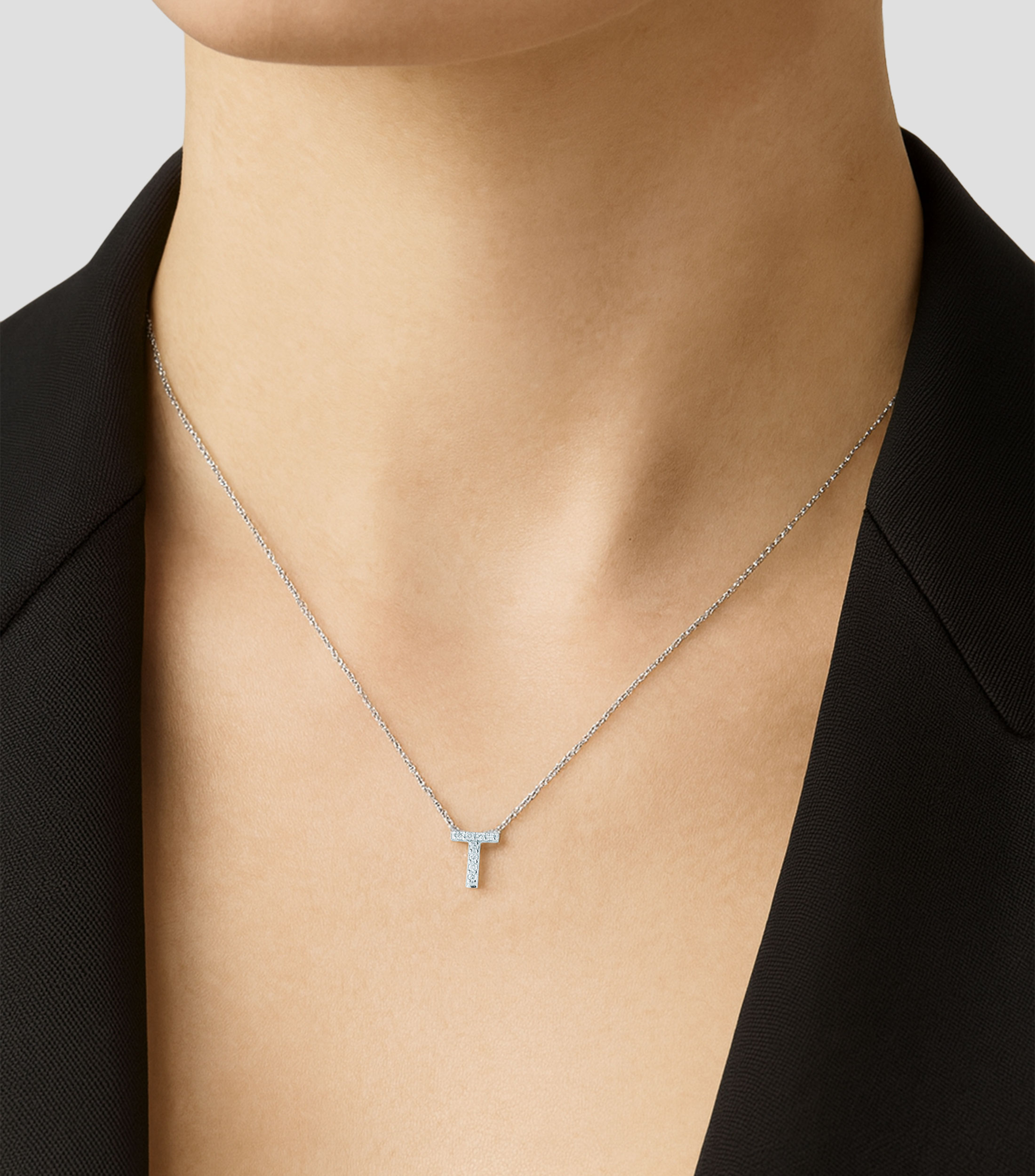 Collar en oro blanco 18 Kilates letra T con diamantes Mujer