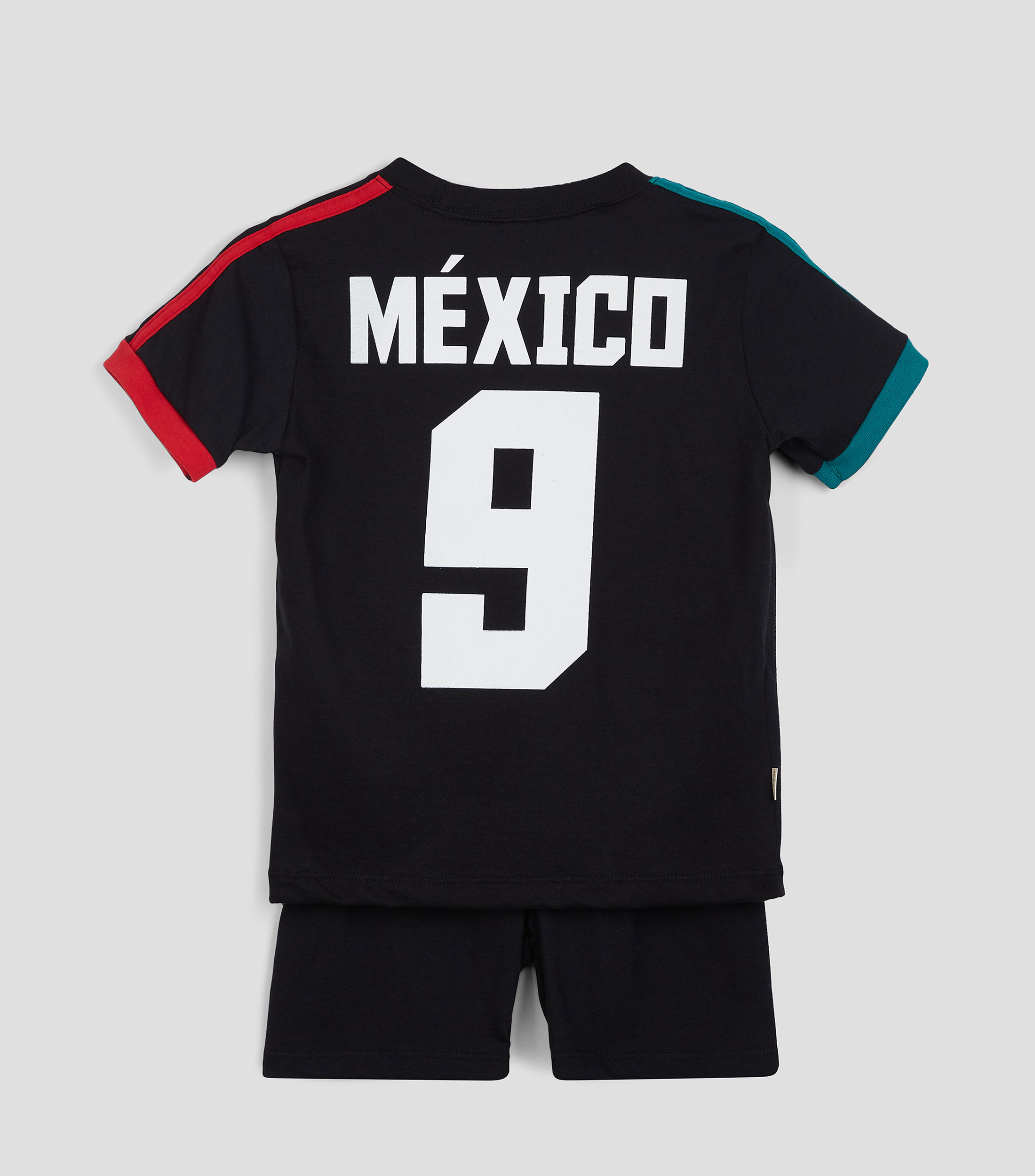 Conjunto de Playera, Short y Calcetines Niño