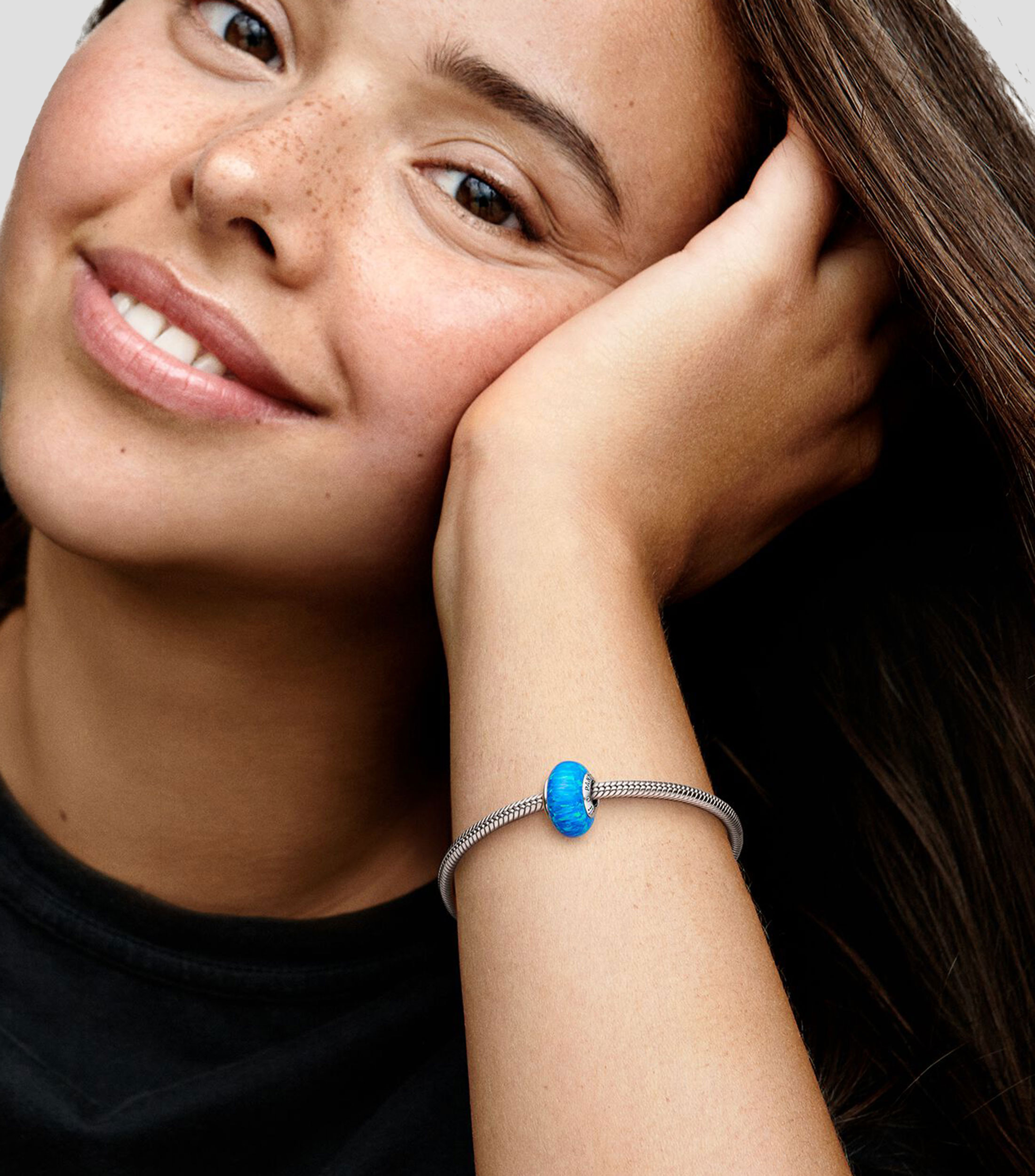 Charm Océano Opalescente Azul Profundo​ en plata Pandora Moments Mujer