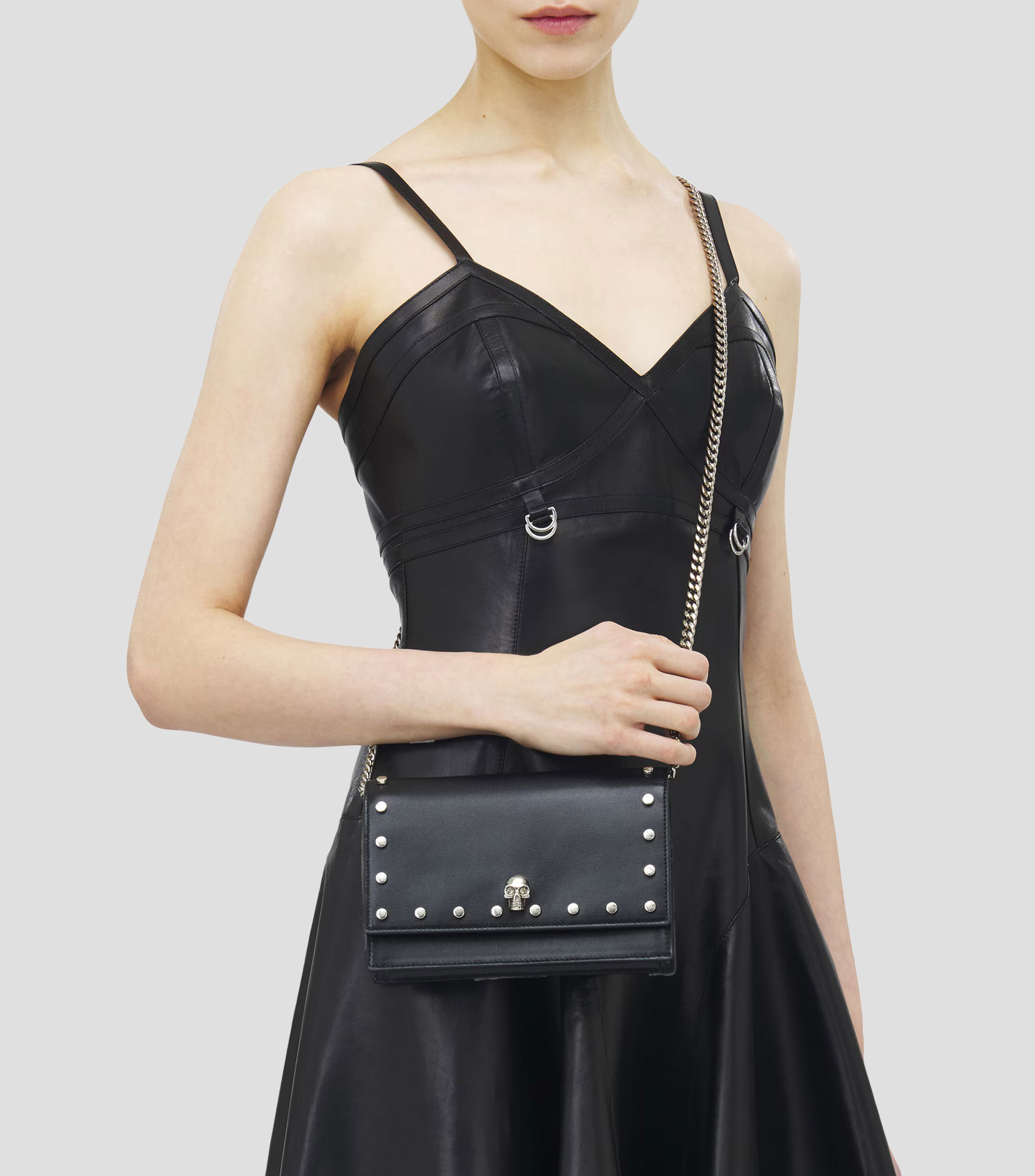 Bolsa Crossbody en piel vacuna Small Skull con remaches Mujer