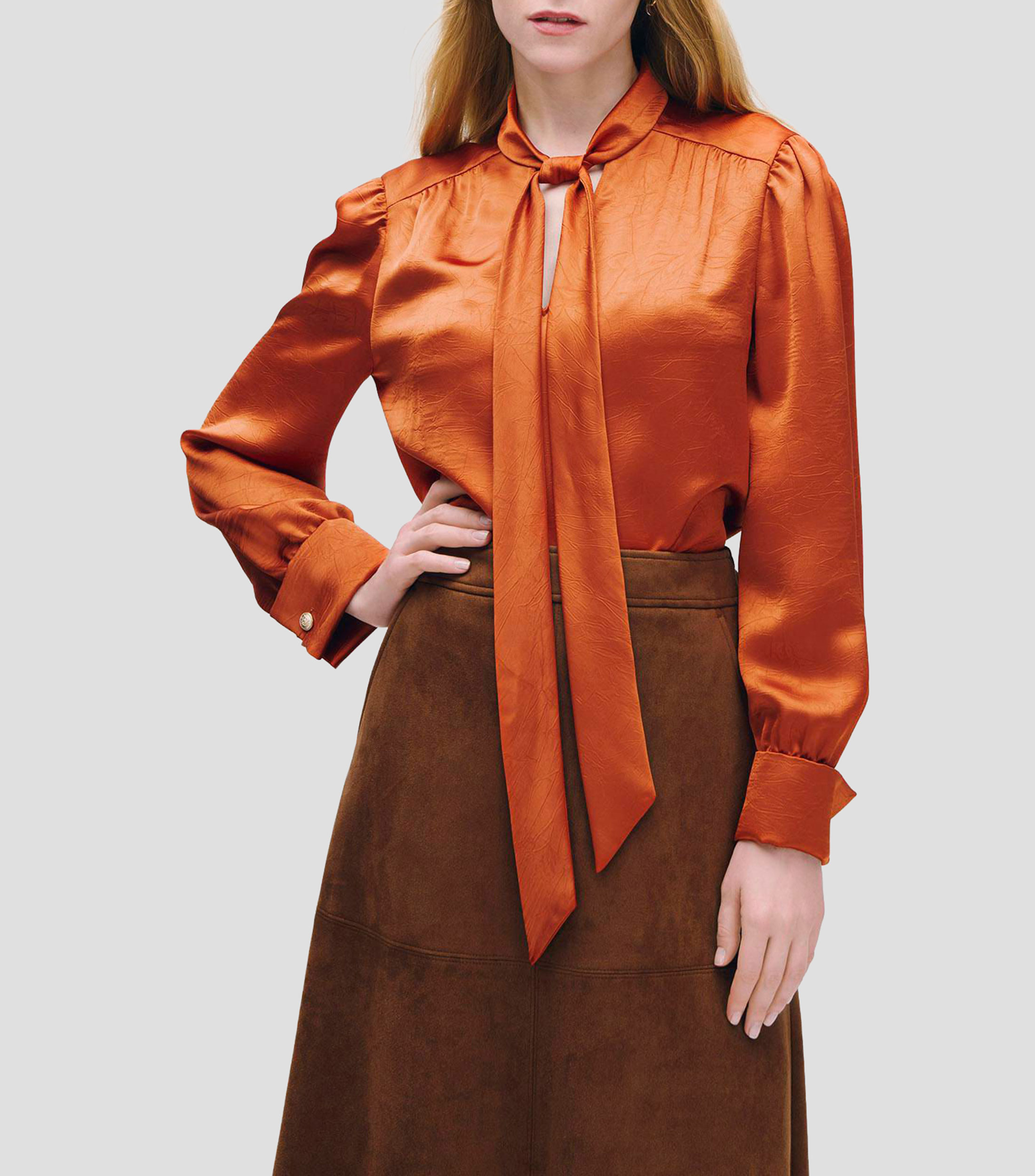 Blusa De Satín Ocre Efecto Craquelado Con Corbatín Mujer