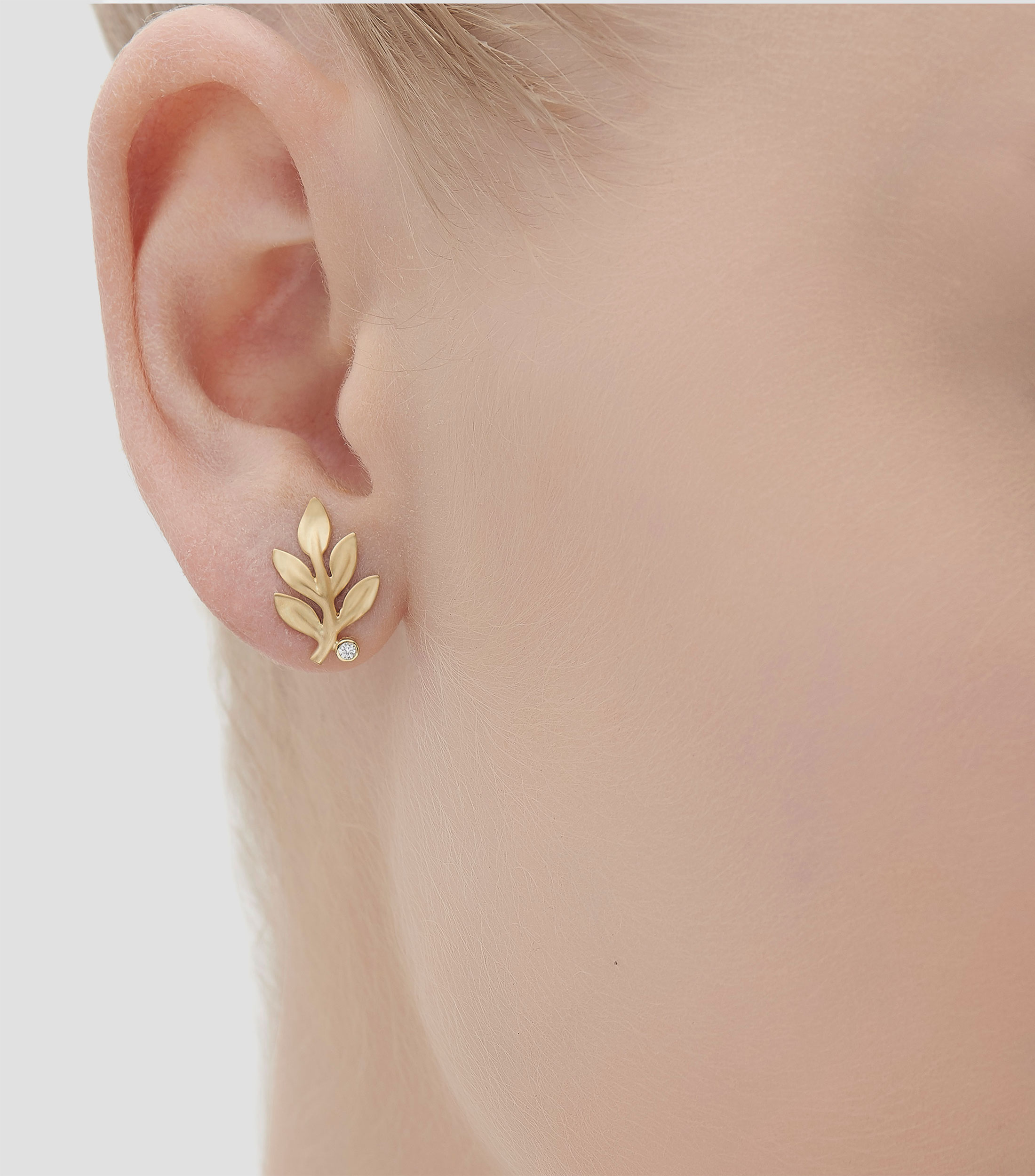 Aretes en oro amarillo 18 Kilates con diamante Mujer