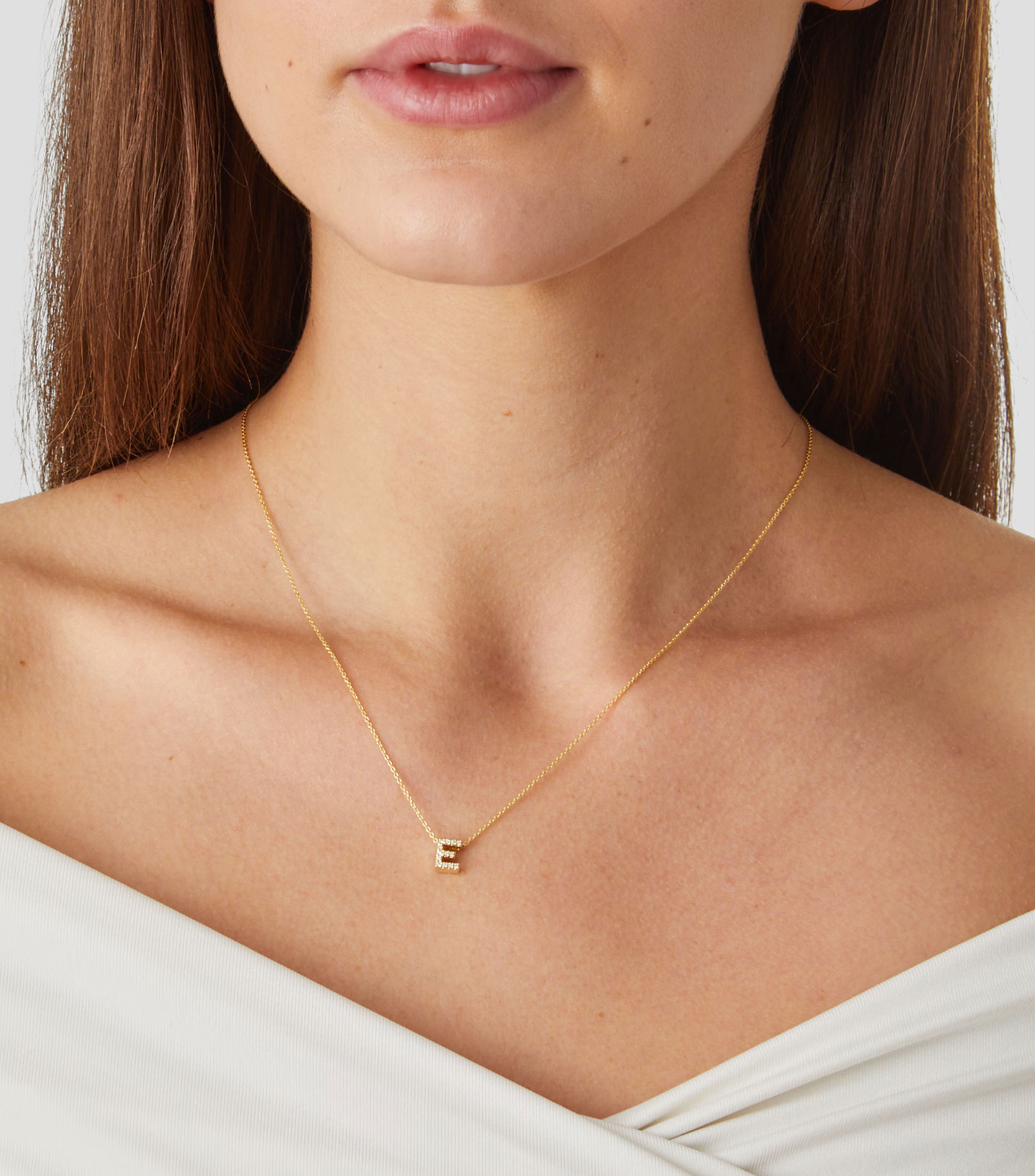 Collar en Oro amarillo de 18 Kilates letra E con diamantes Mujer