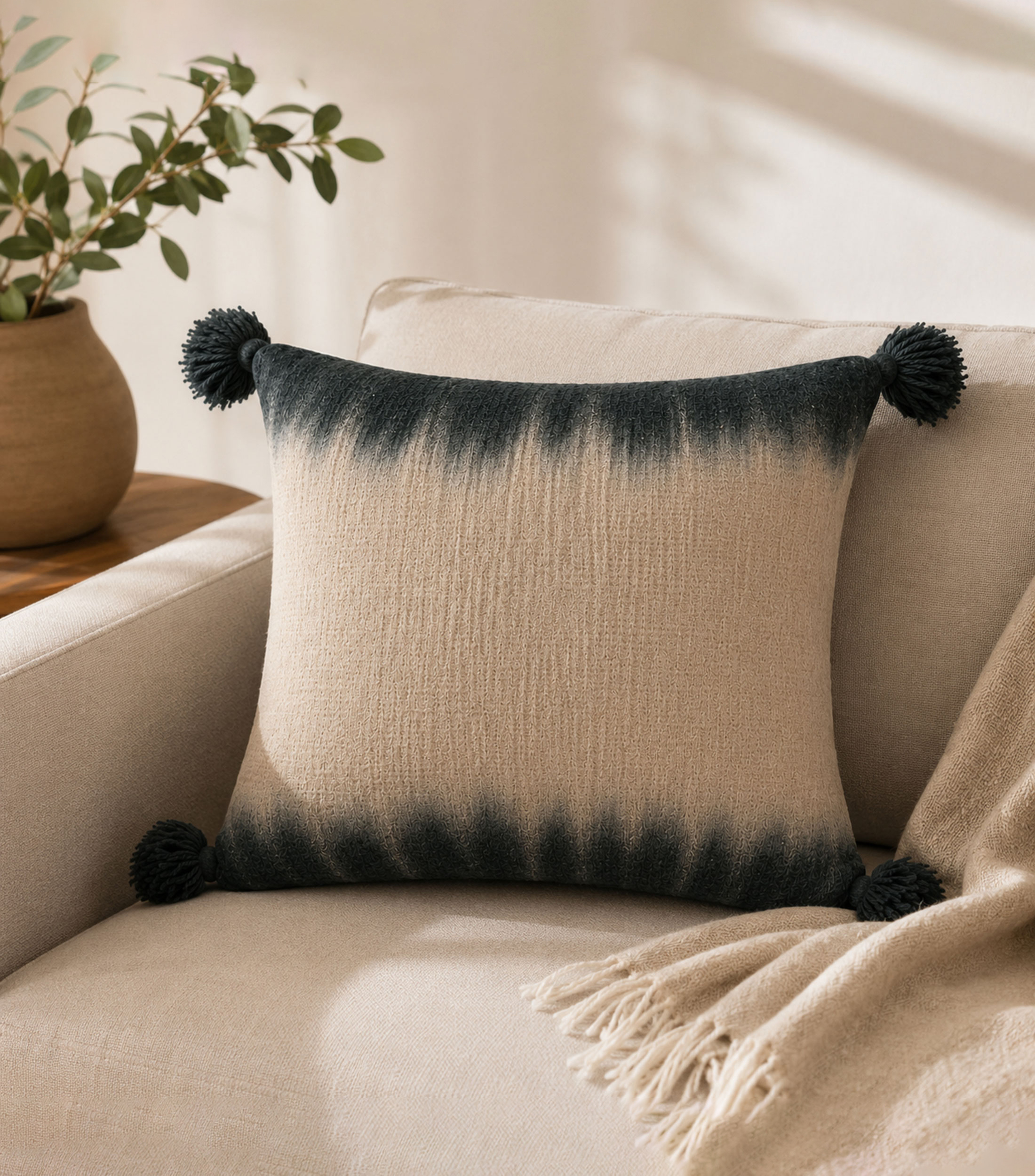 Cojín decorativo con borlas