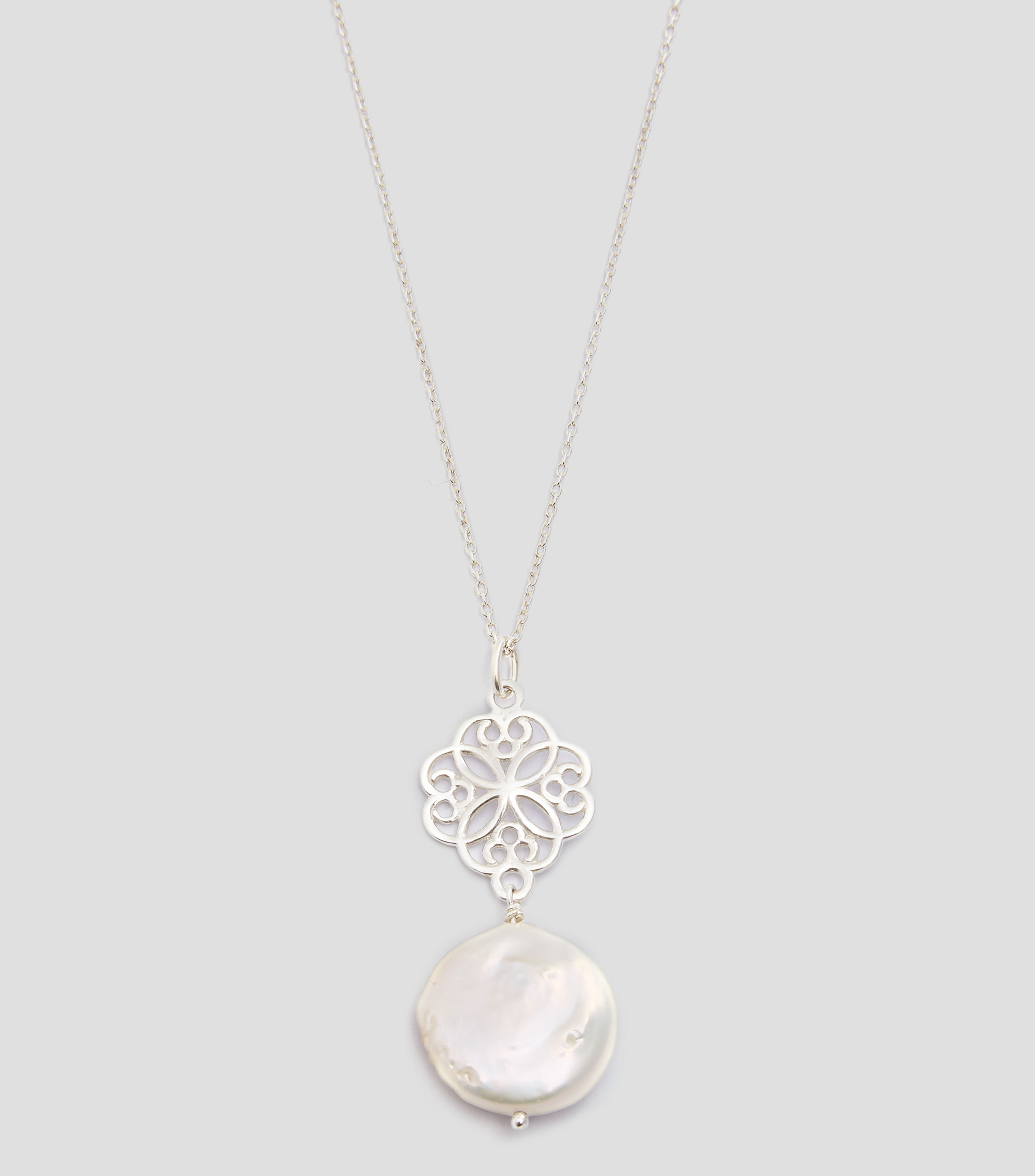 Dije en plata Leonora Mujer