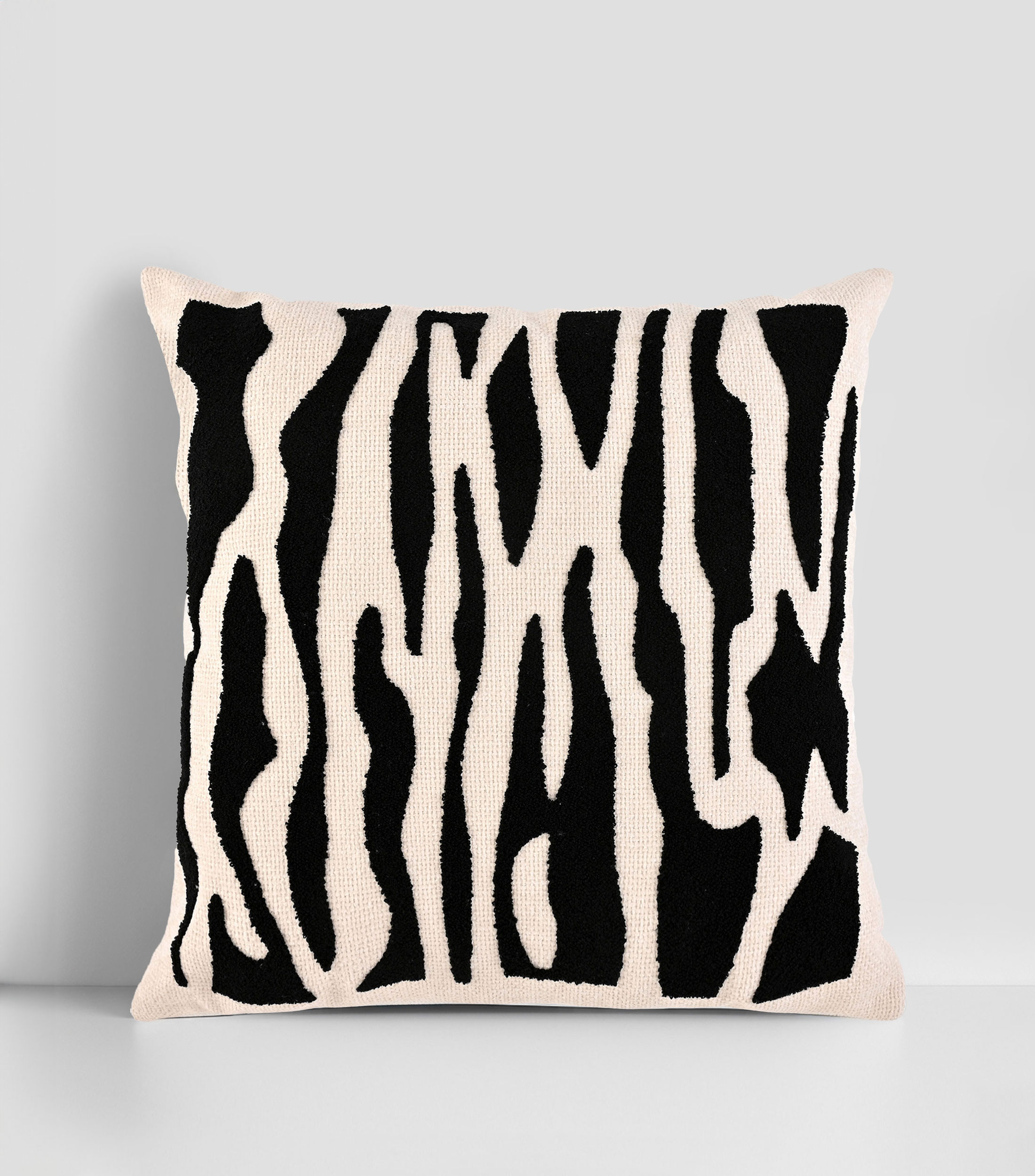 Cojín decorativo con animal print hueso
