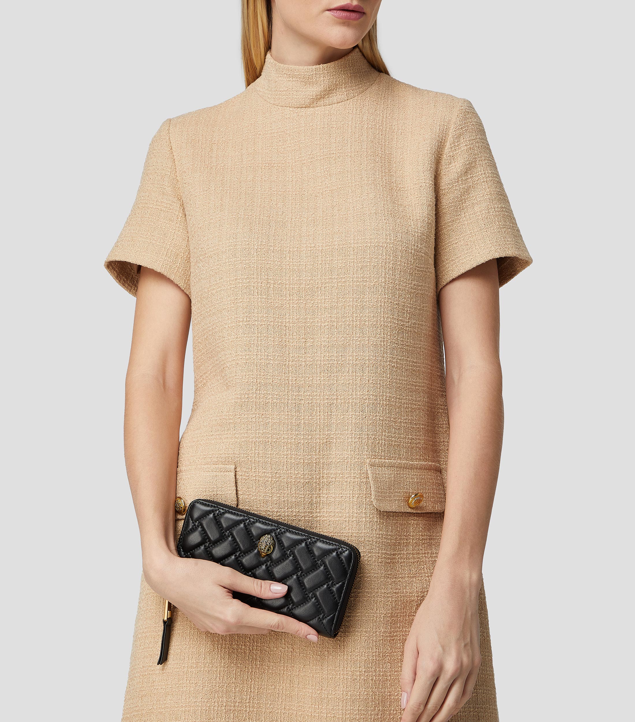 Cartera negra en piel capitonada Mujer
