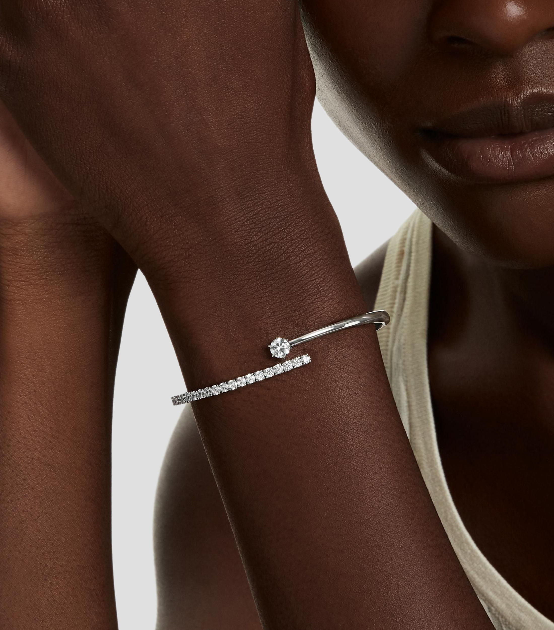 Brazalete con hilera de cristales y diseño envolvente Matrix Mujer