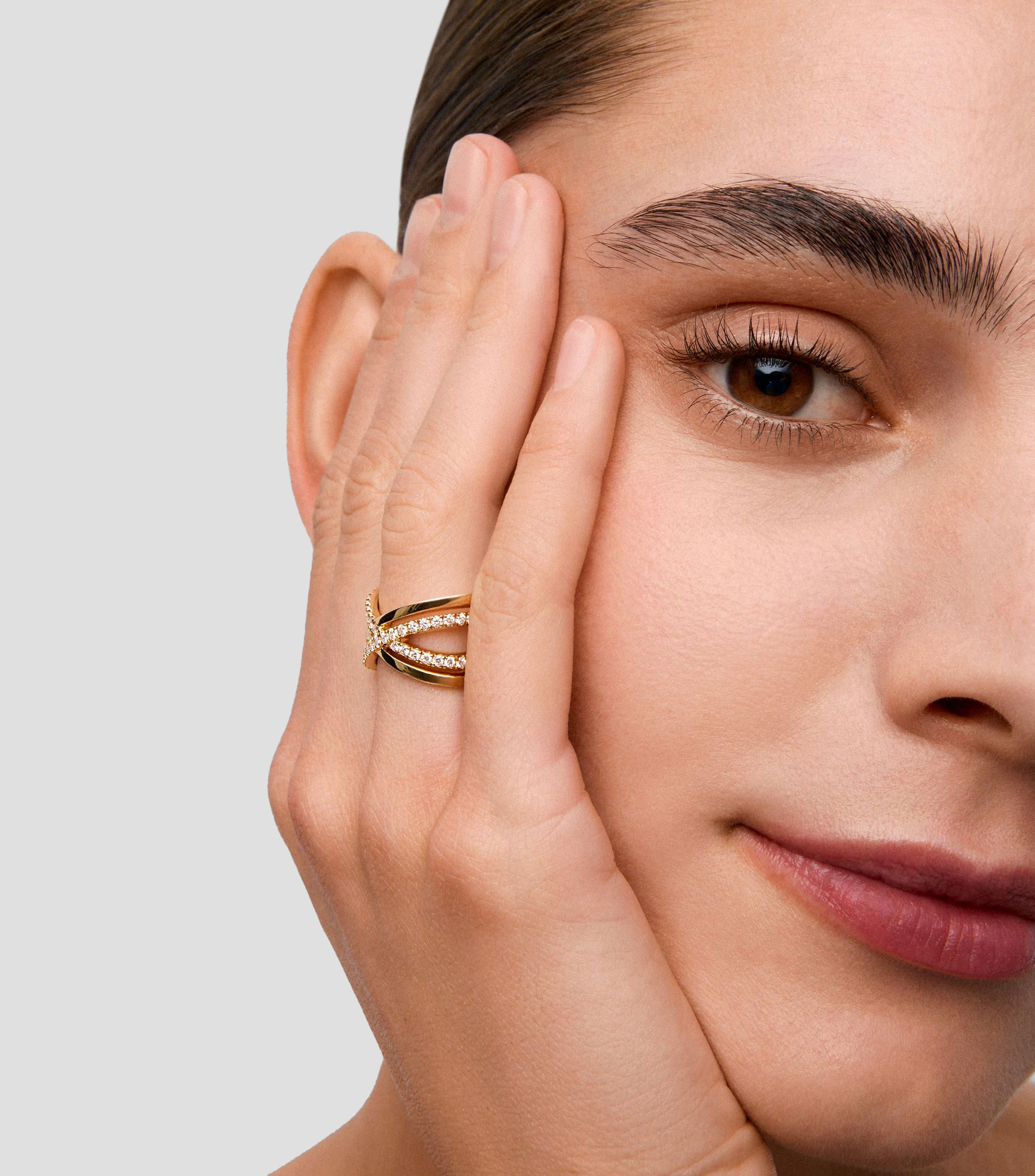 Anillo cruzado en Oro amarillo de 18 Kilates con 40 diamantes en talla brillante Mujer