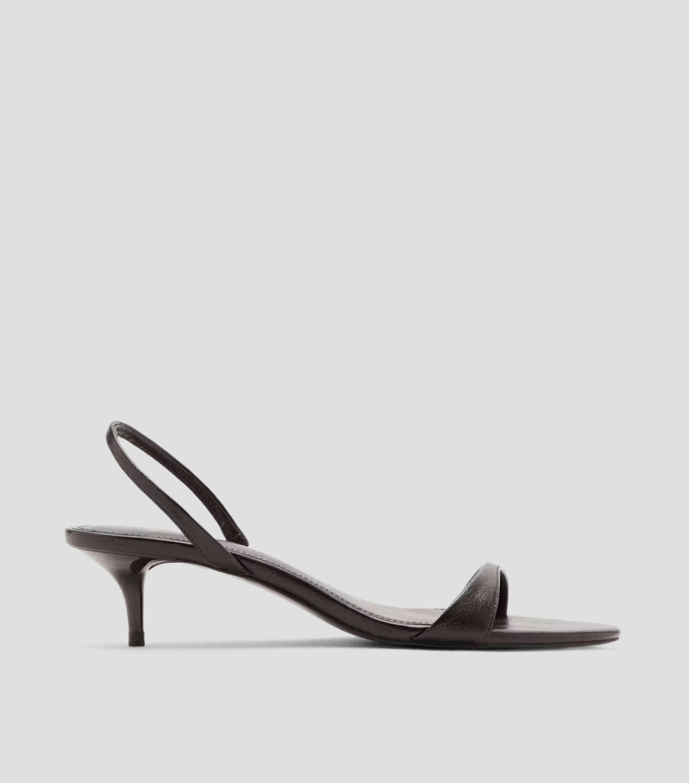 Sandalias con tacón bajo y delgado Mujer
