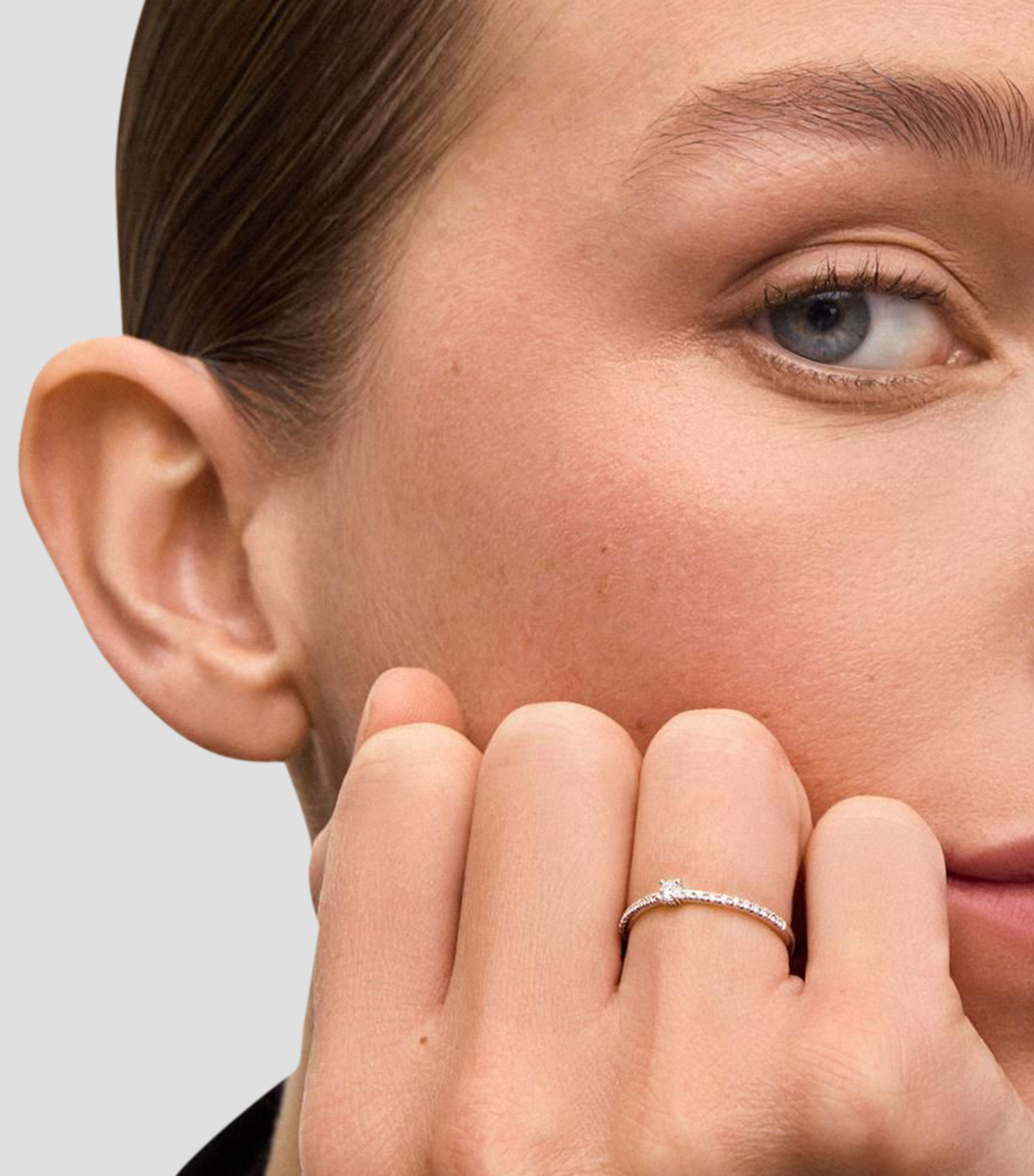 Anillo solitario de compromiso en Oro blanco de 18 Kilates con diamantes Mujer